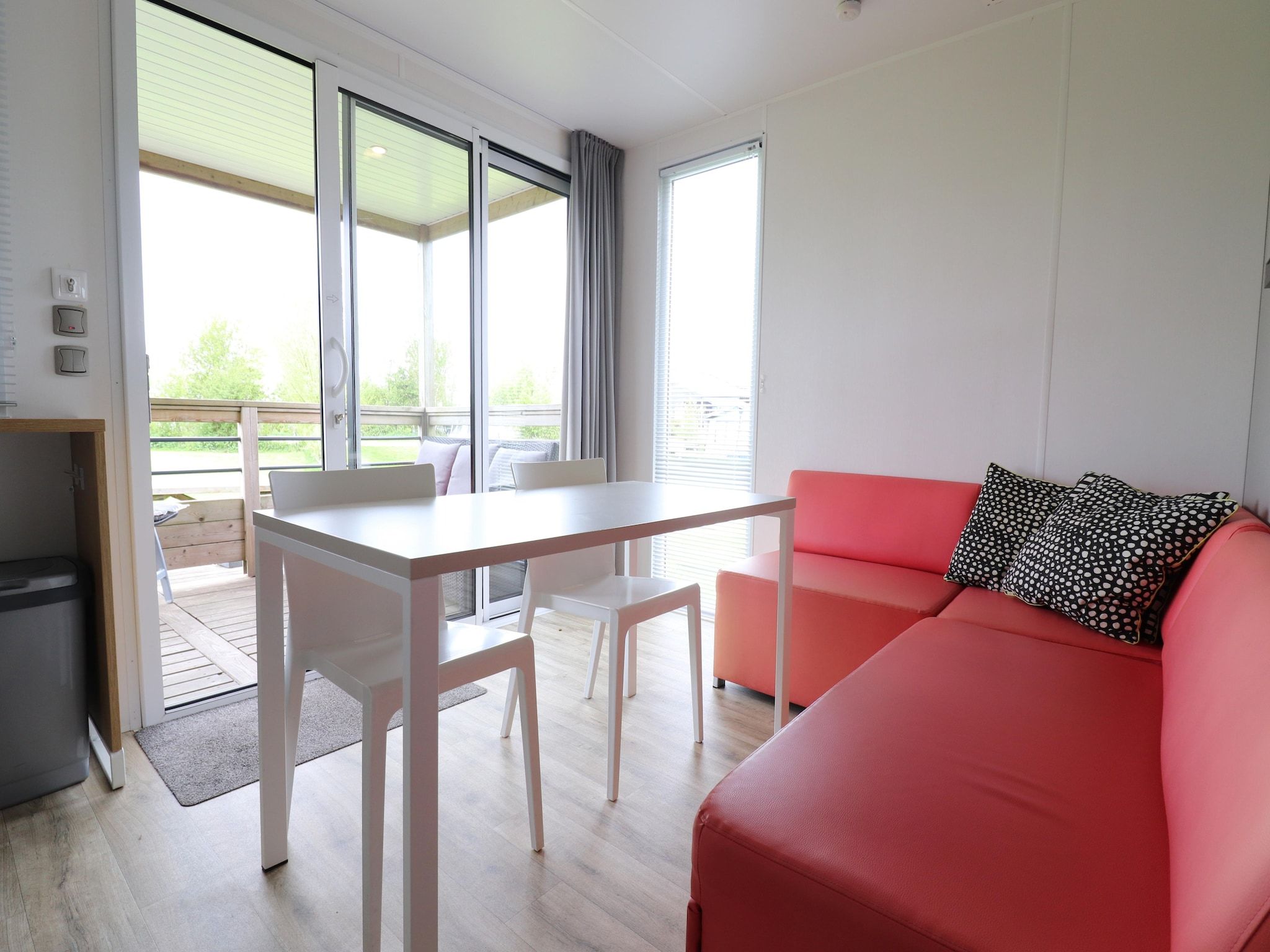 De eetkamer van Terraslodge 2 in Heeg