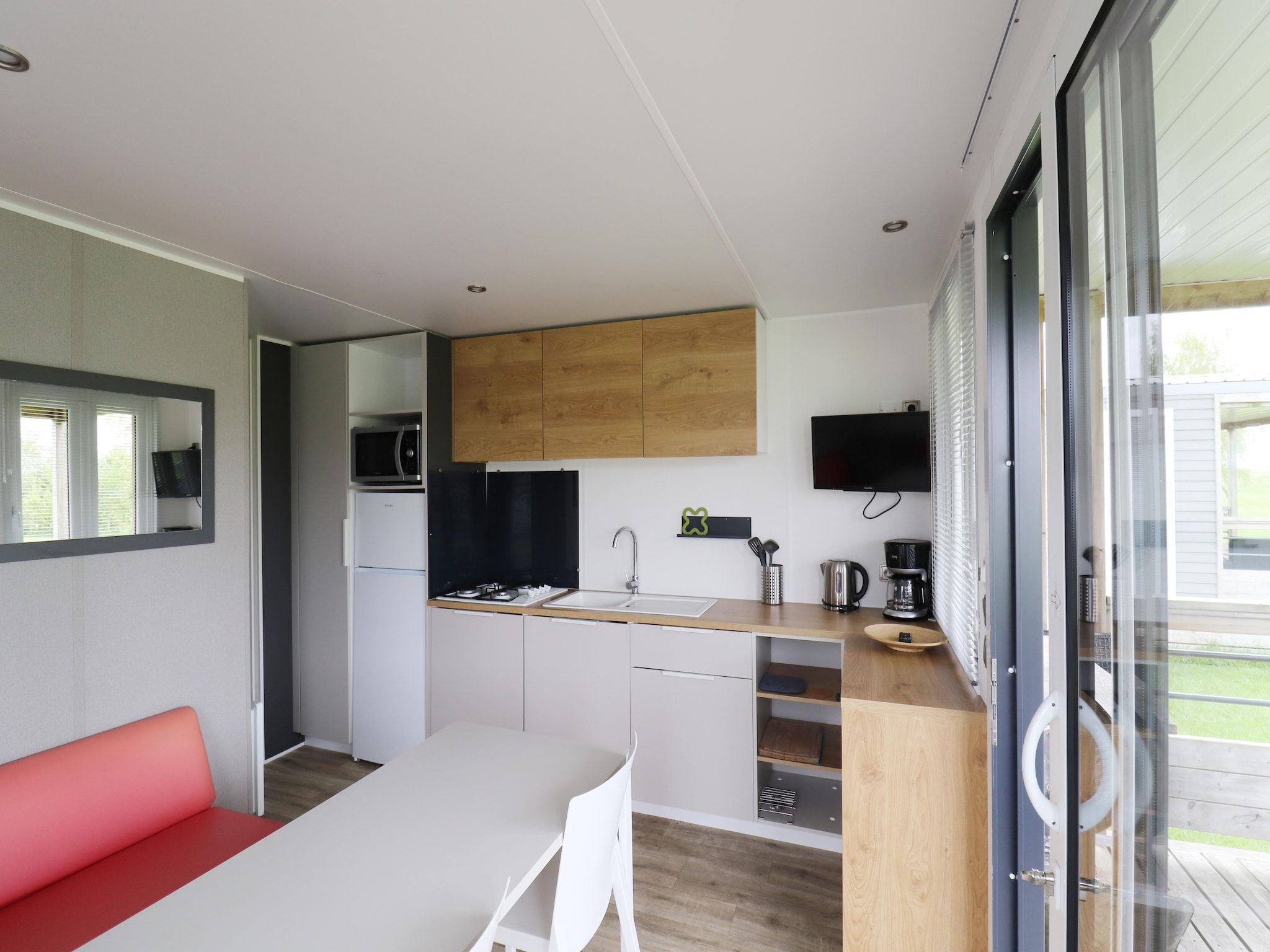 De eetkamer van Terraslodge 2 in Heeg