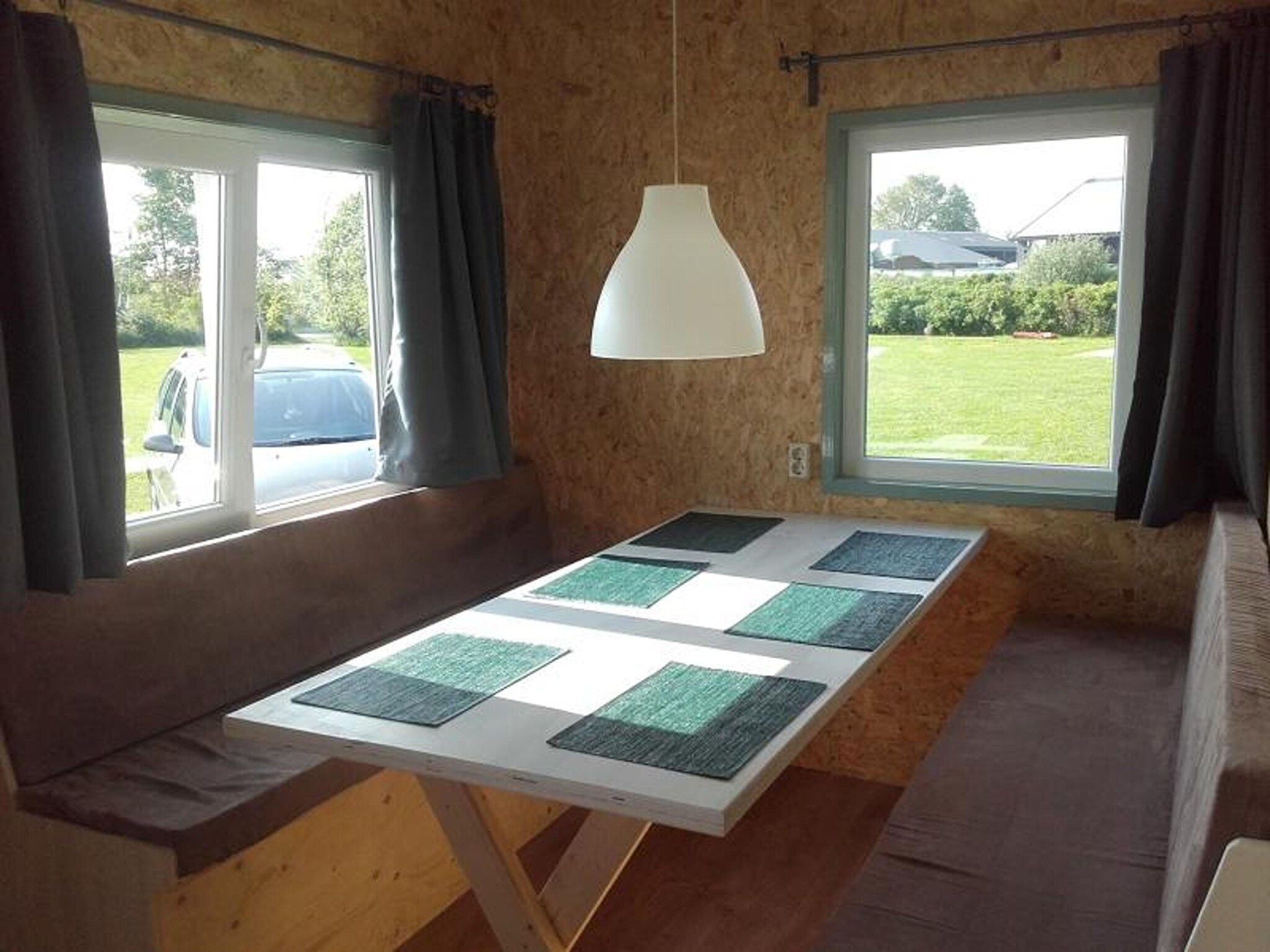 De eetkamer van Cosy cabin 1 in Heeg