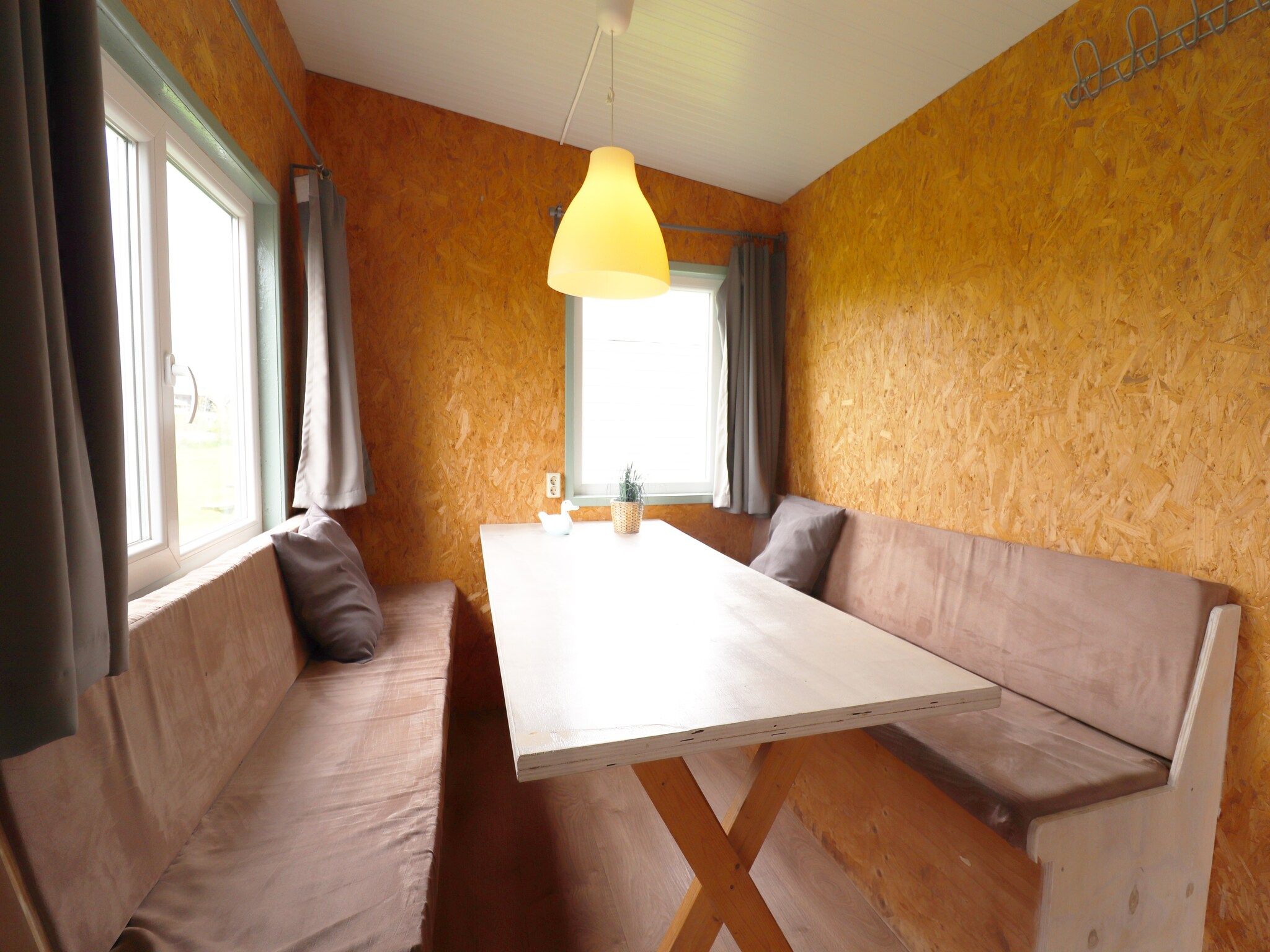De eetkamer van Cosy cabin 1 in Heeg
