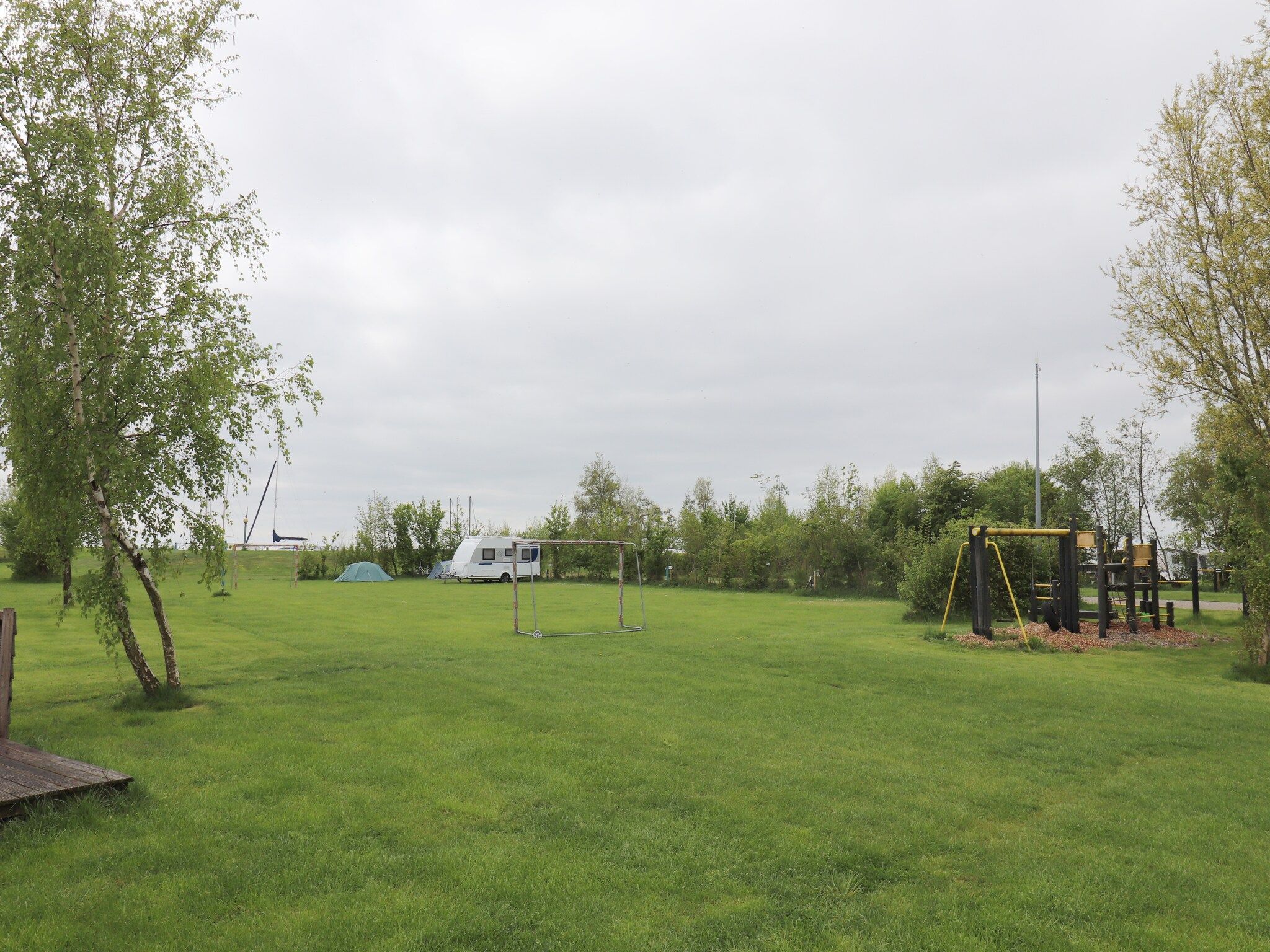 De tuin van Cosy cabin 1 in Heeg