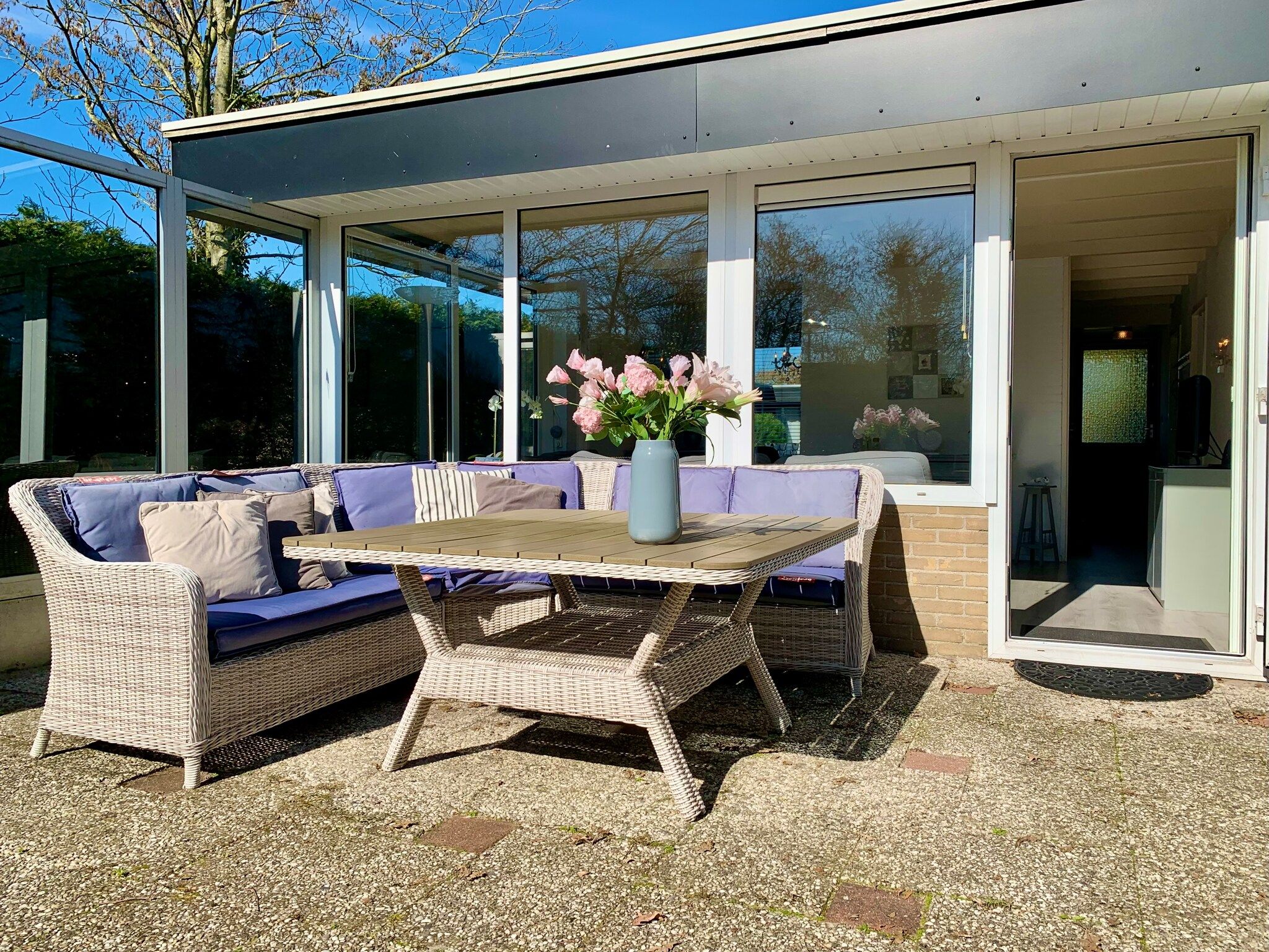 Het terras van Wildrijk 141 in Sint Maartenszee