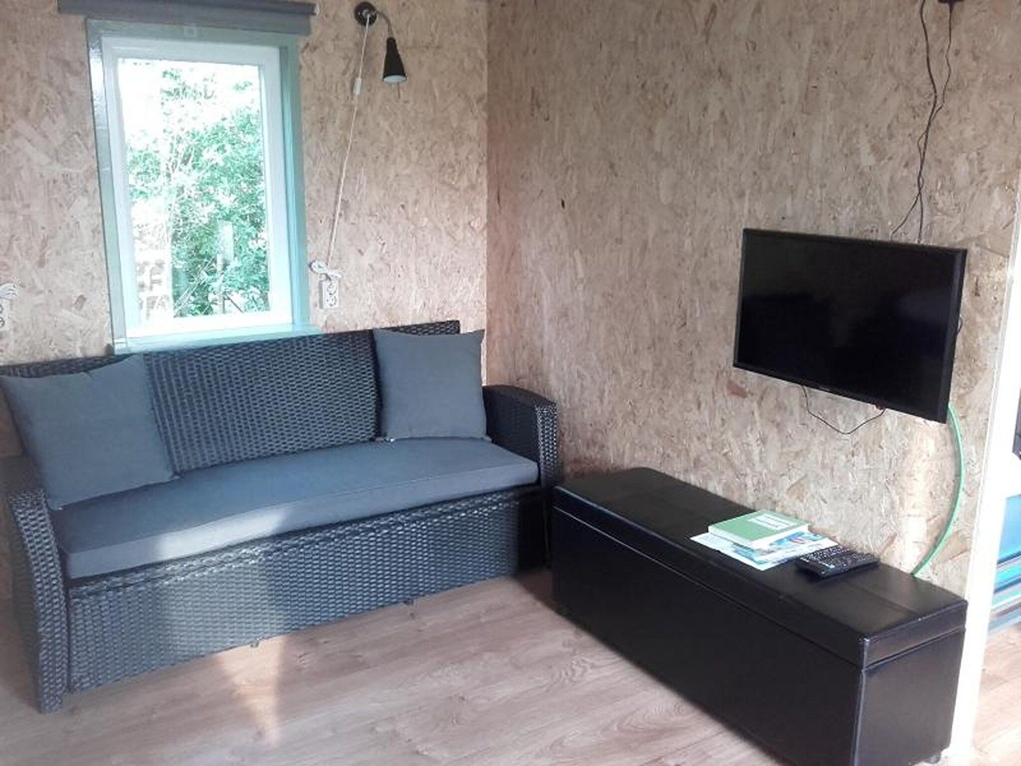 De woonkamer van Cosy cabin 2 in Heeg