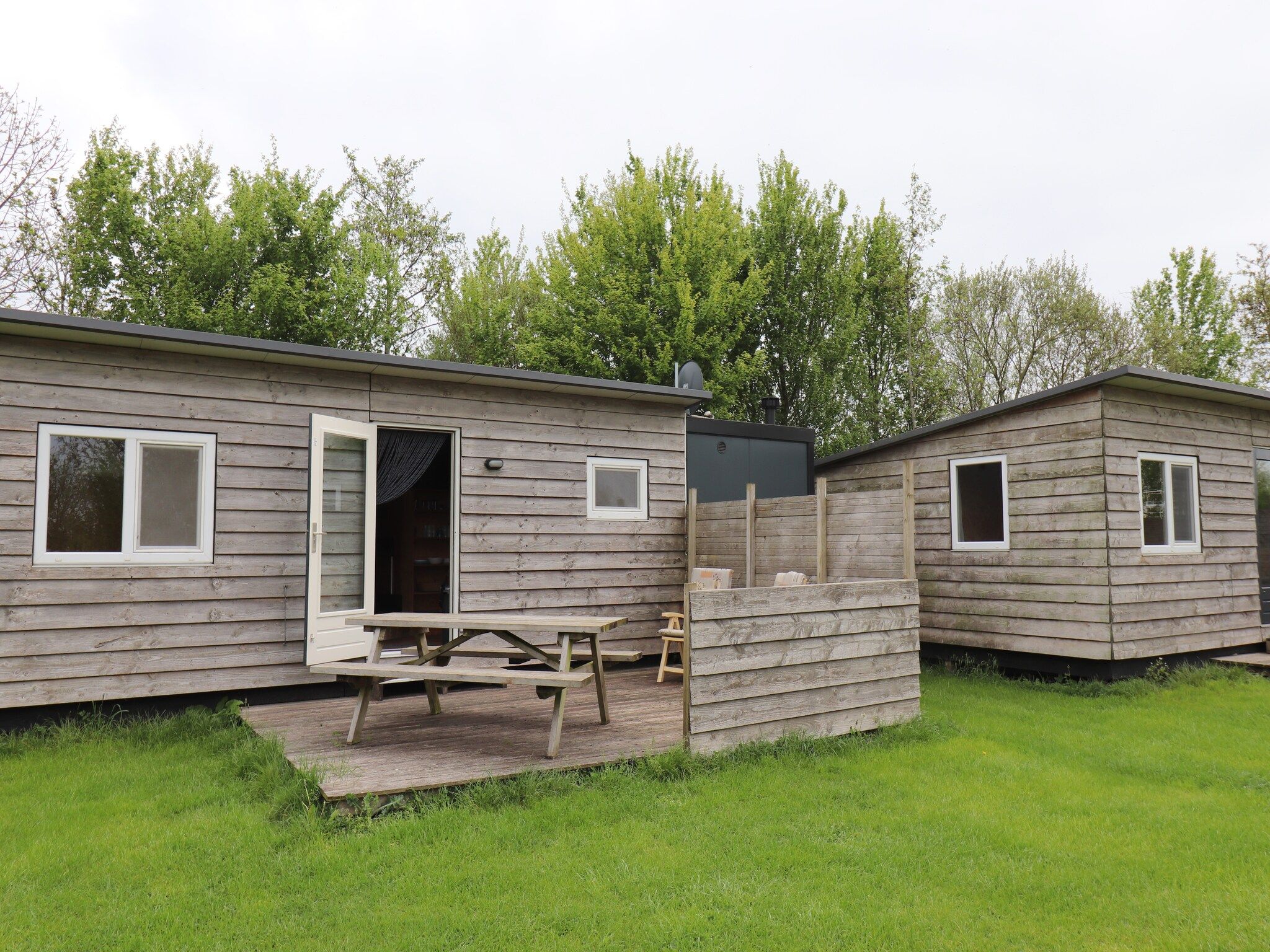 De buitenkant van Cosy cabin 2 in Heeg