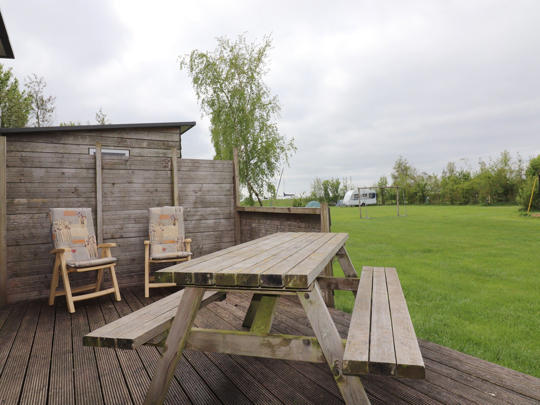 De buitenkant van Cosy cabin 2 in Heeg