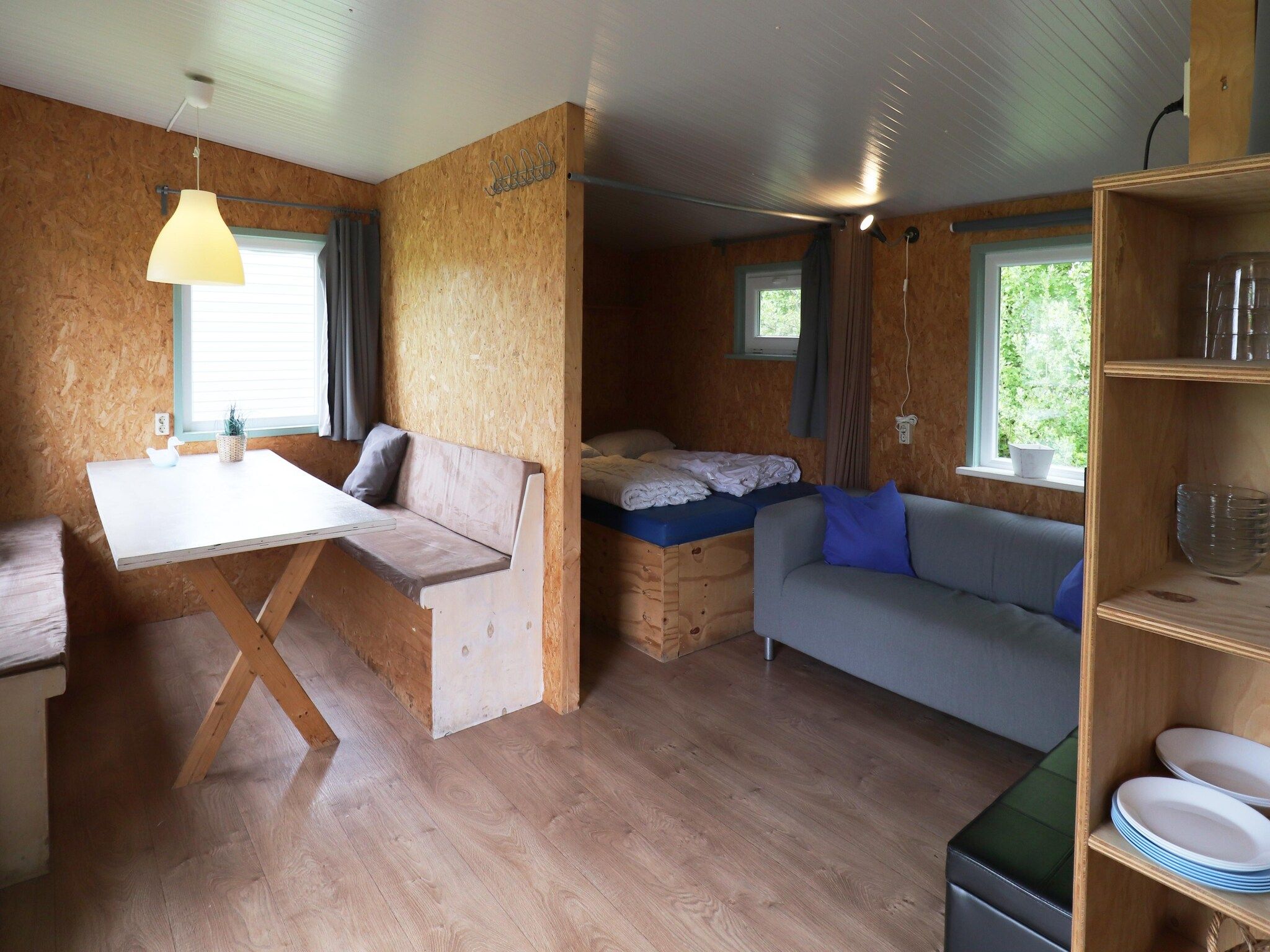 De woonkamer van Cosy cabin 2 in Heeg
