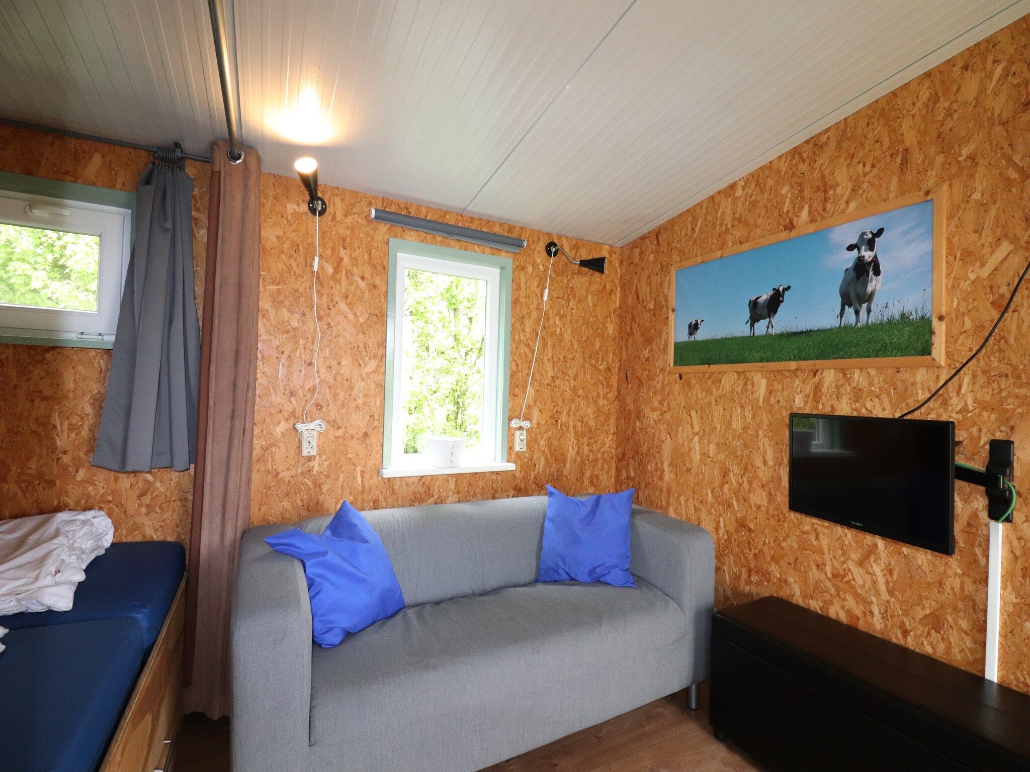 De woonkamer van Cosy cabin 2 in Heeg