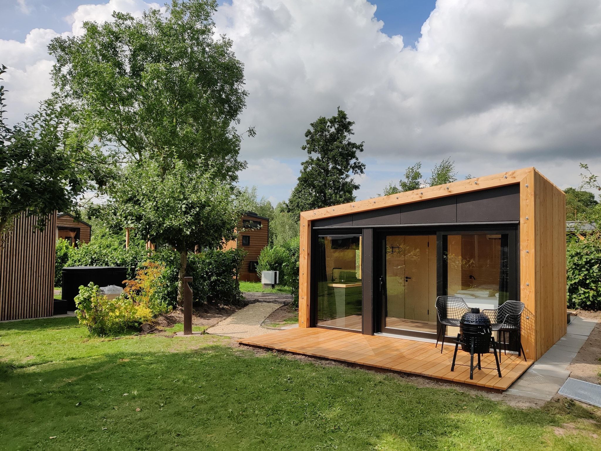 De buitenkant van Wetland Cabin 2 persoons (op Boetiekpark de Kas, Scherpenzeel, Friesland) in Scherpenzeel (FR)