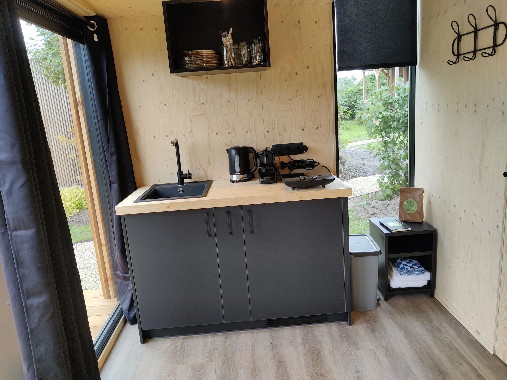 De keuken van Wetland Cabin 2 persoons (op Boetiekpark de Kas, Scherpenzeel, Friesland) in Scherpenzeel (FR)