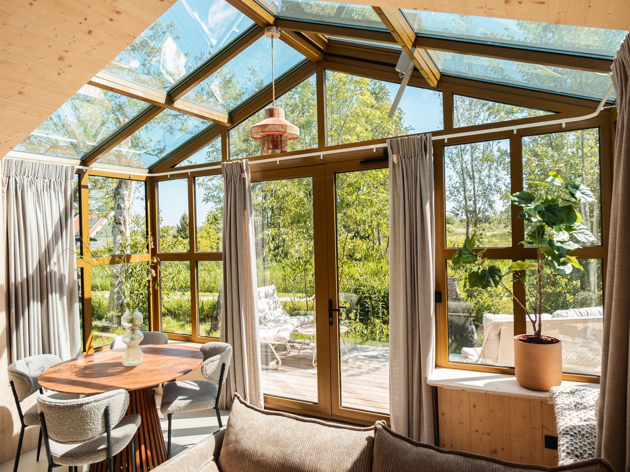 De eetkamer van Large Green House 4 persoons in Scherpenzeel (FR)