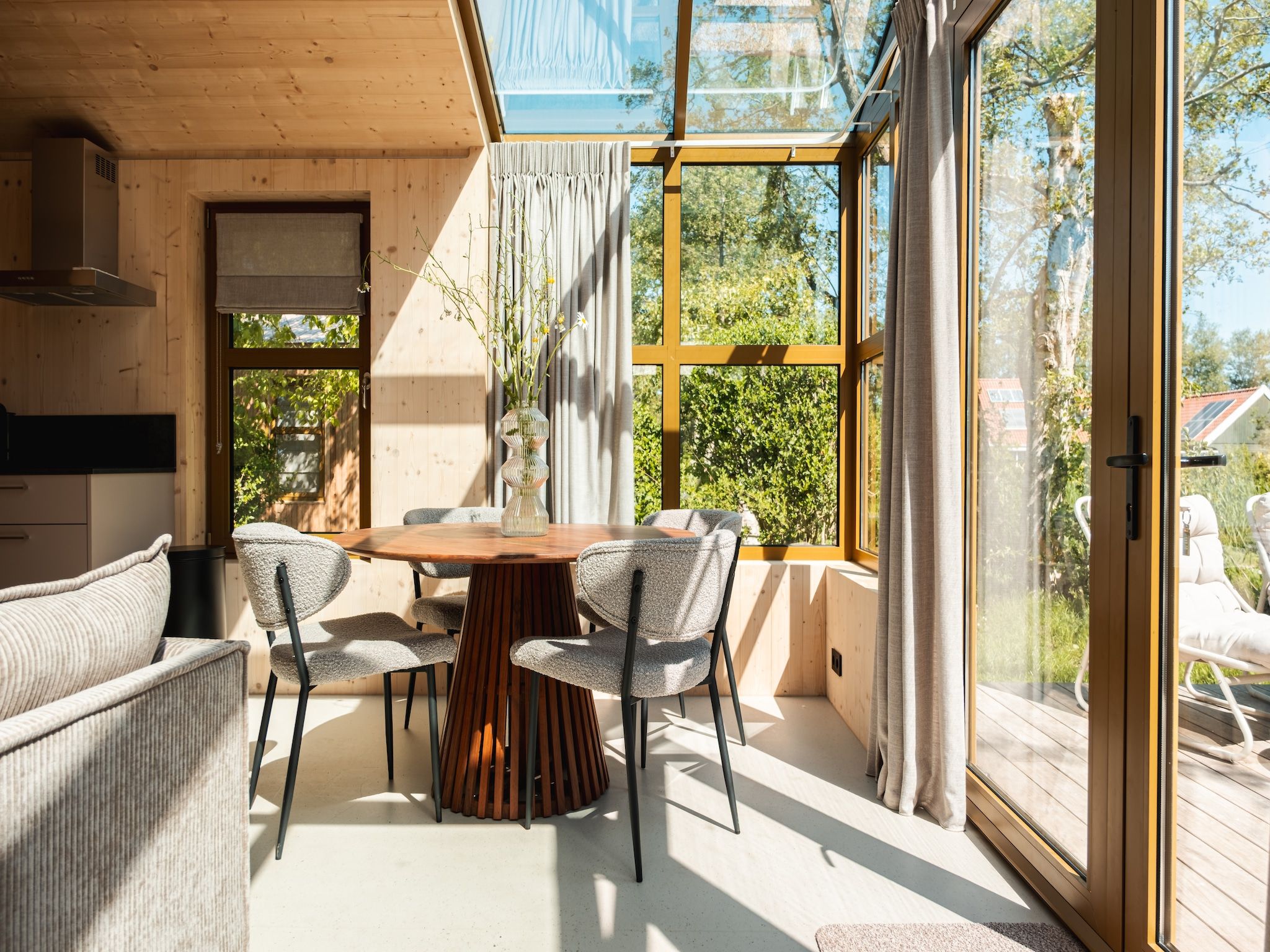 De eetkamer van Large Green House 4 persoons in Scherpenzeel (FR)