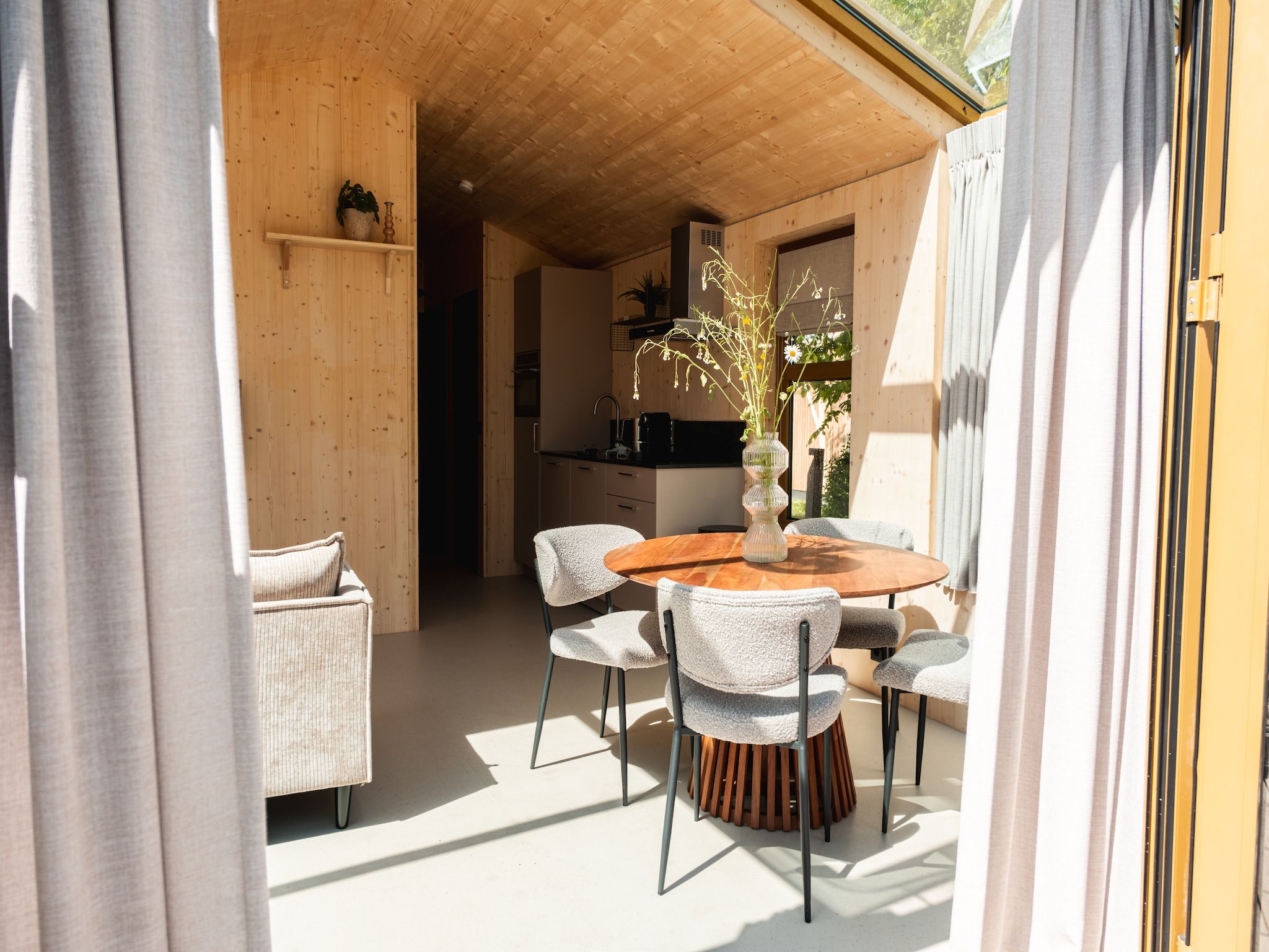 De eetkamer van Large Green House 4 persoons in Scherpenzeel (FR)