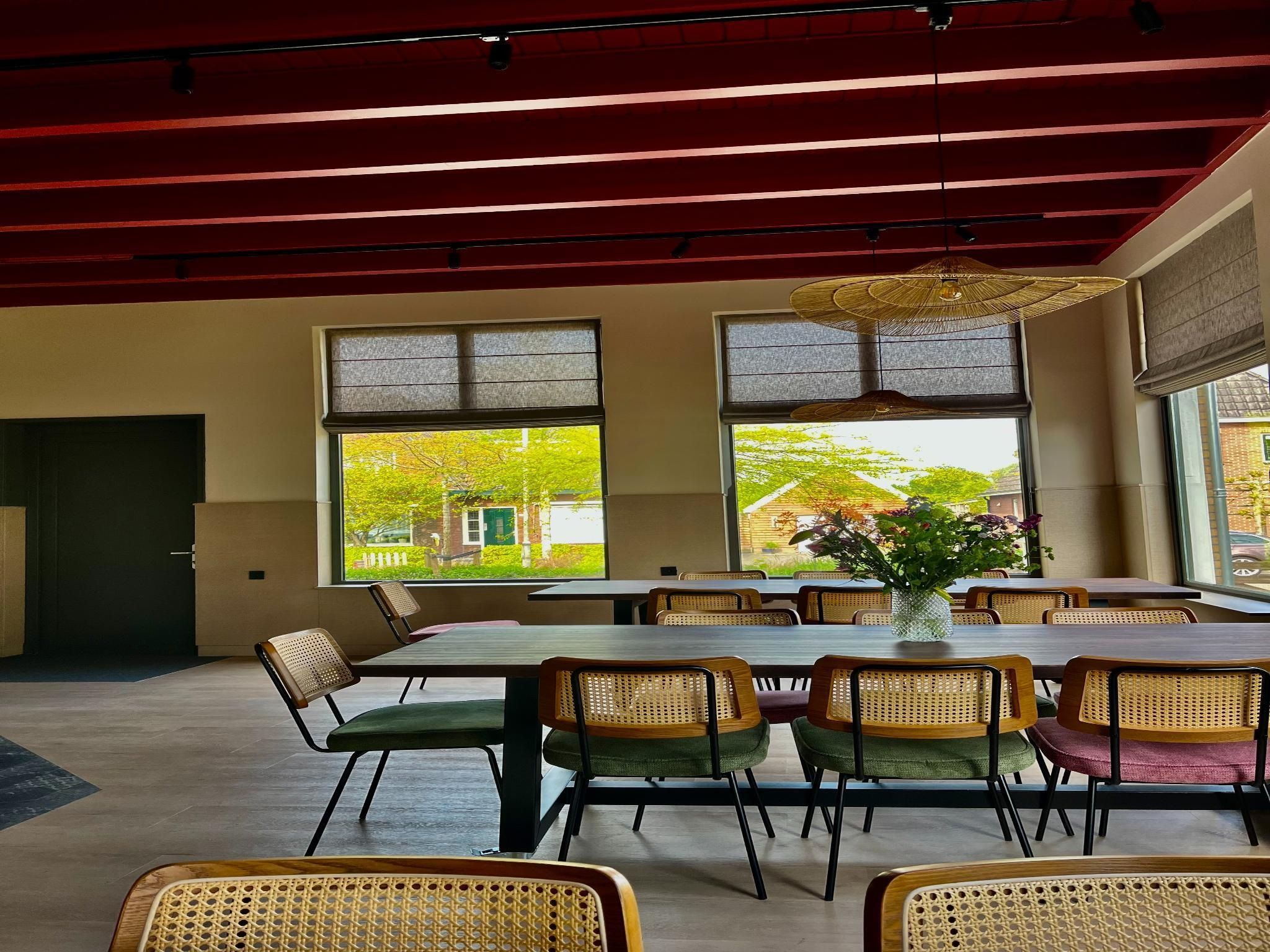 De eetkamer van Groepsaccommodatie voor 20 personen + 5 Tiny Greenhouses voor 2 tot 4 personen in Scherpenzeel (FR)