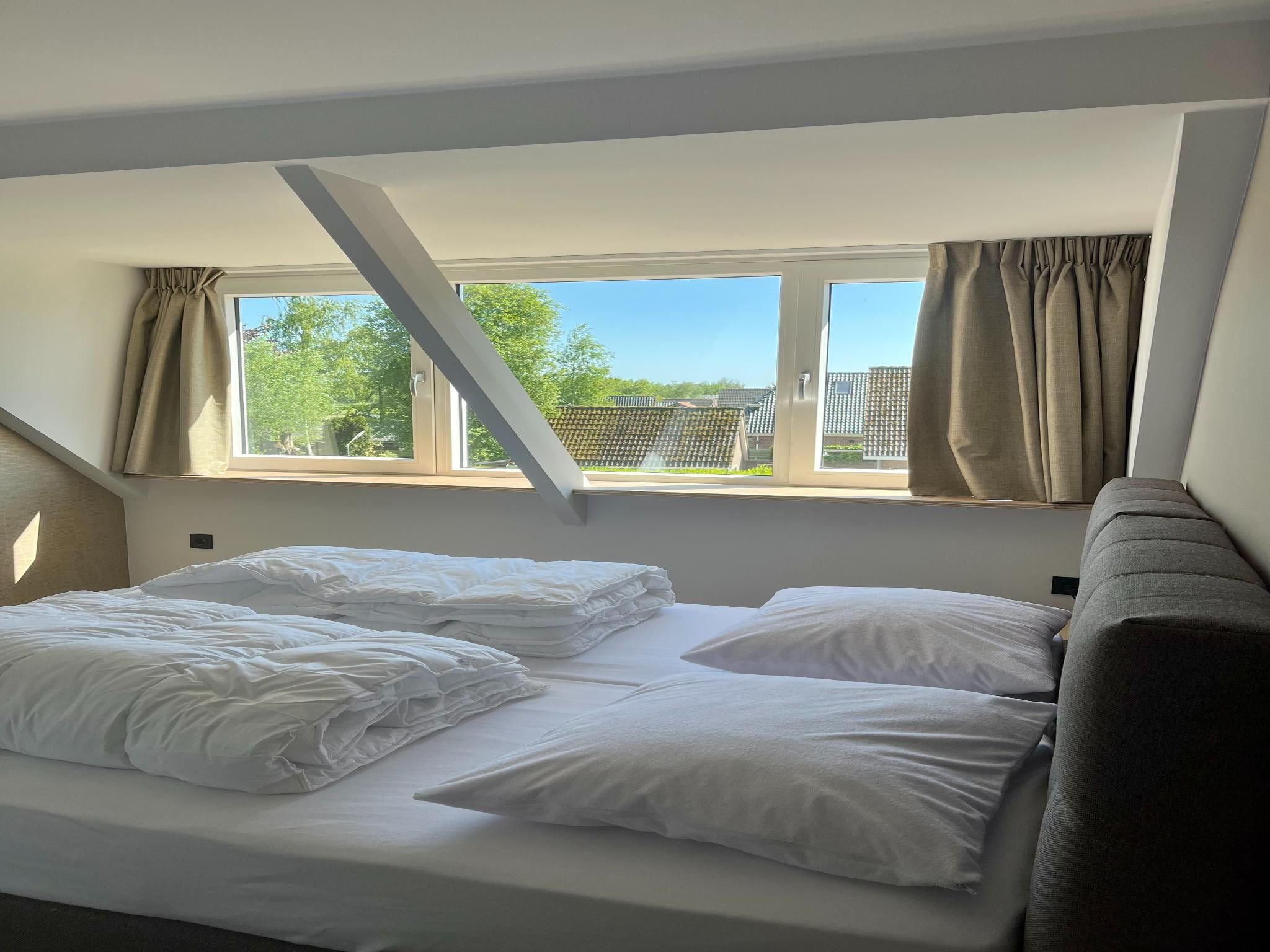 Een slaapkamer van Groepsaccommodatie voor 20 personen + 5 Tiny Greenhouses voor 2 tot 4 personen in Scherpenzeel (FR)