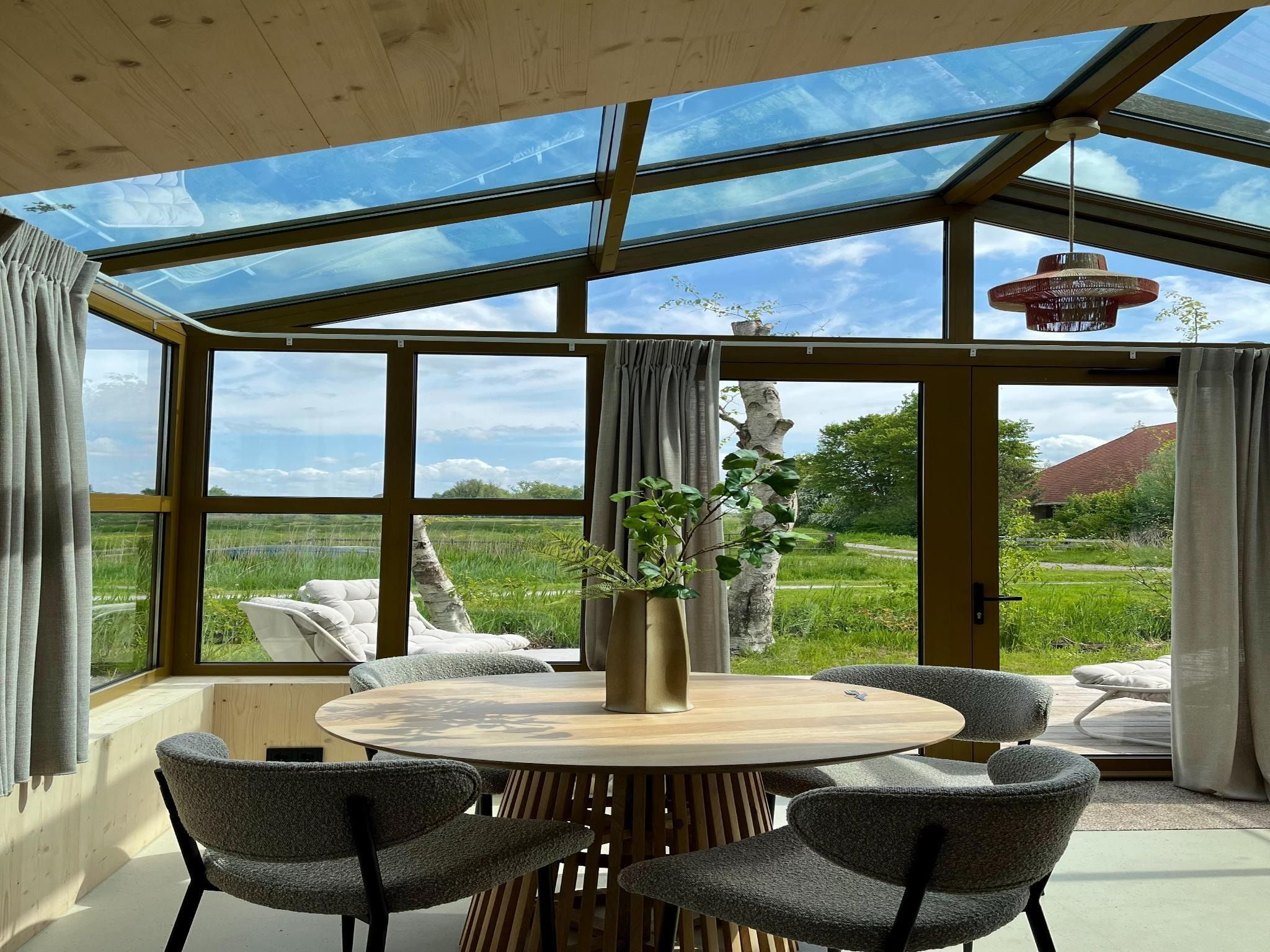 De woonkamer van Groepsaccommodatie + 4 large greenhouses (36 personen) in Scherpenzeel (FR)