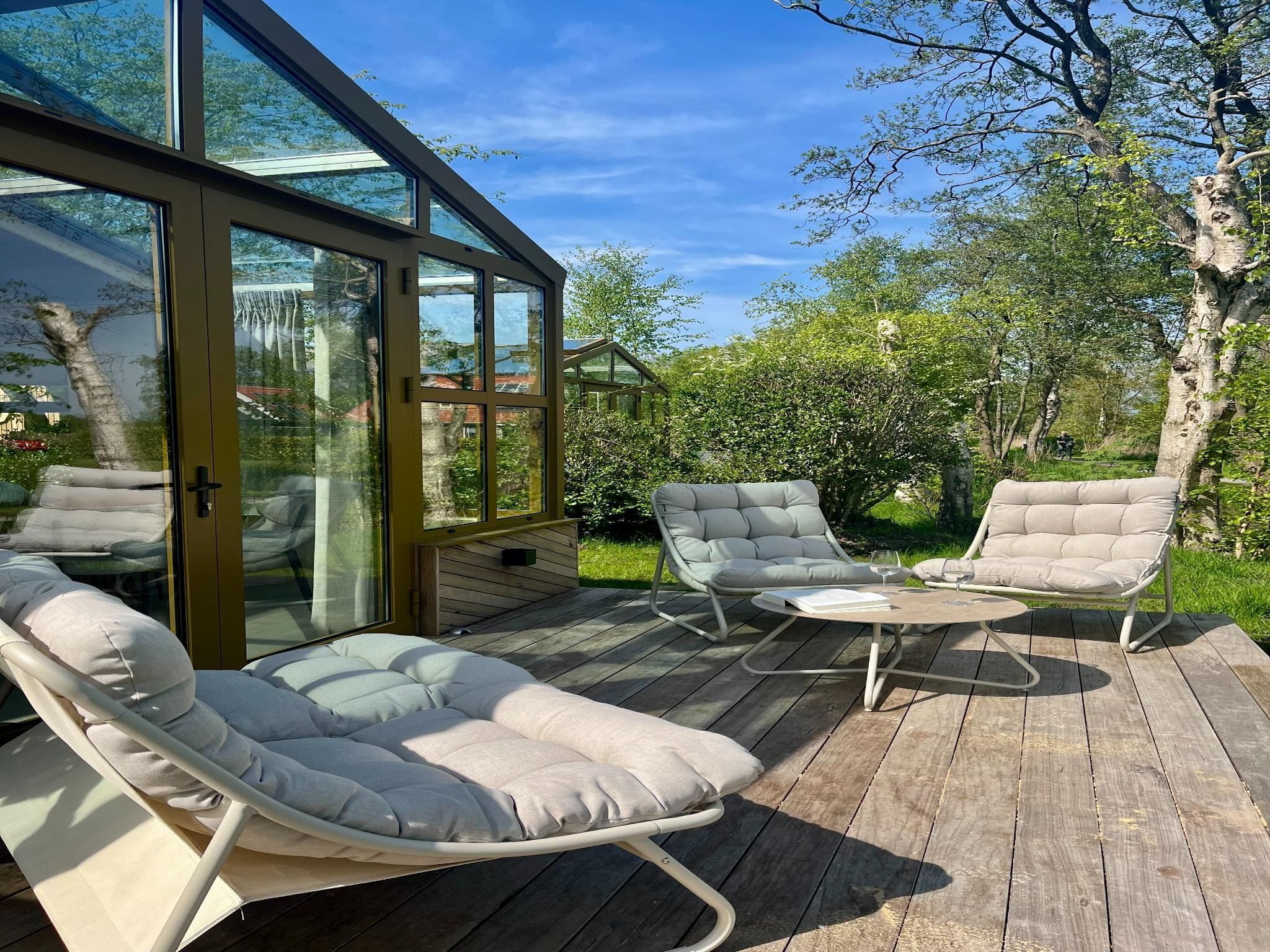 Het terras van Groepsaccommodatie + 4 large greenhouses (36 personen) in Scherpenzeel (FR)