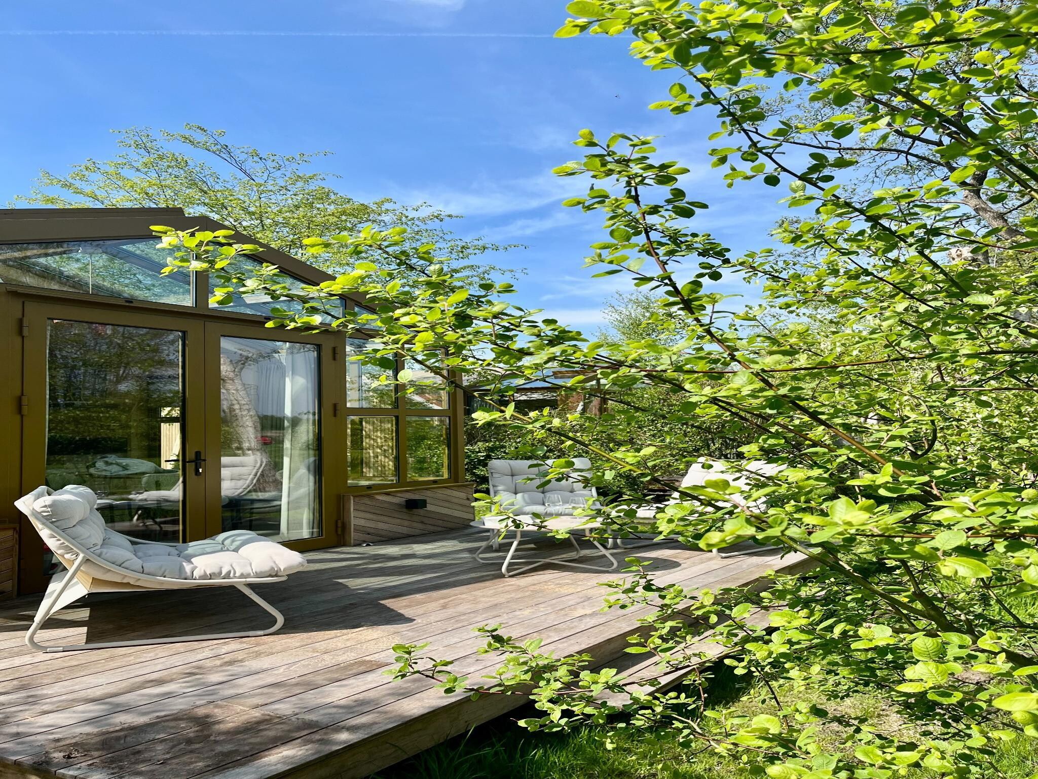 Het terras van Groepsaccommodatie + 4 large greenhouses (36 personen) in Scherpenzeel (FR)