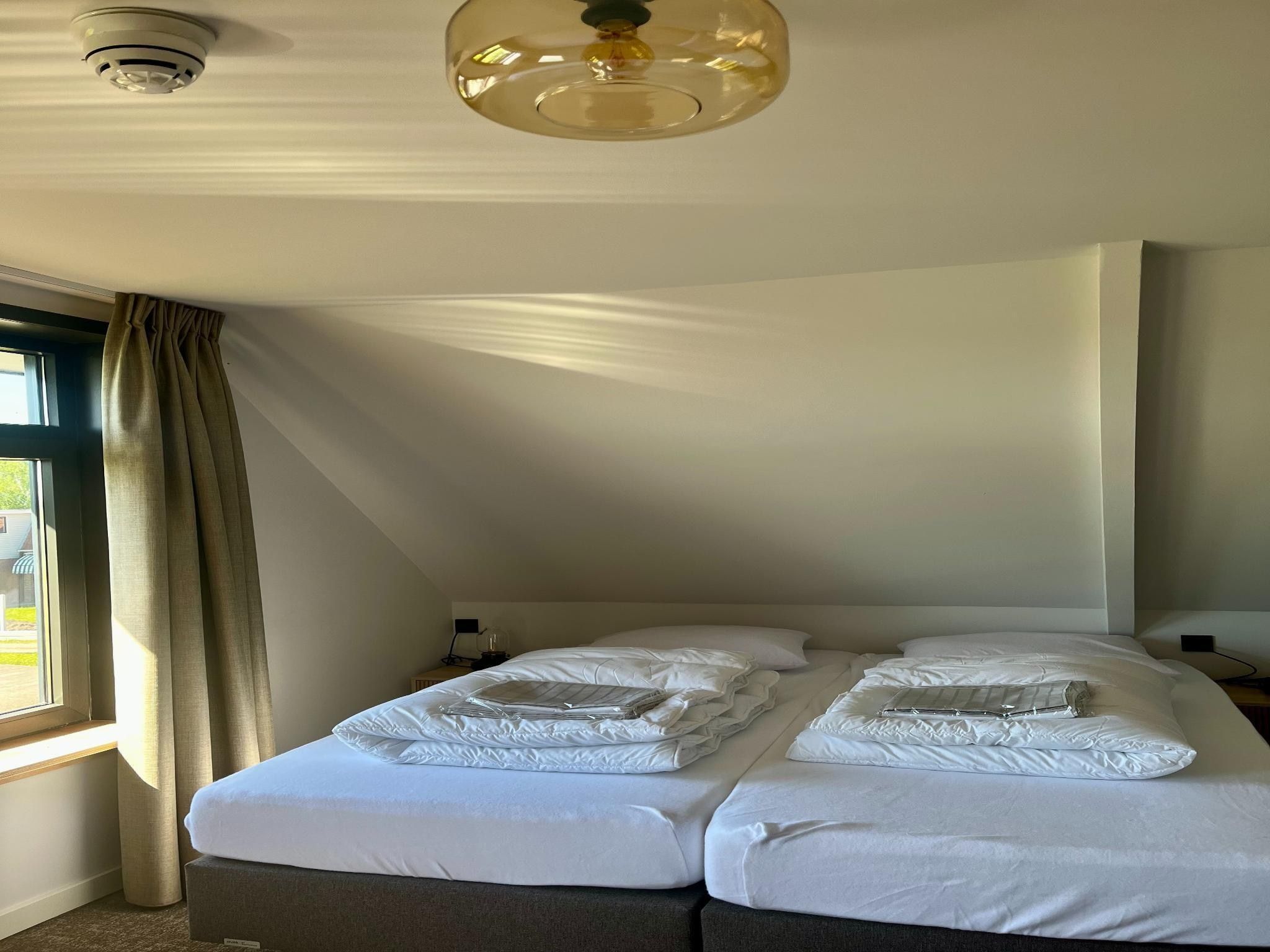 Een slaapkamer van Groepsaccommodatie + 4 large greenhouses (36 personen) in Scherpenzeel (FR)