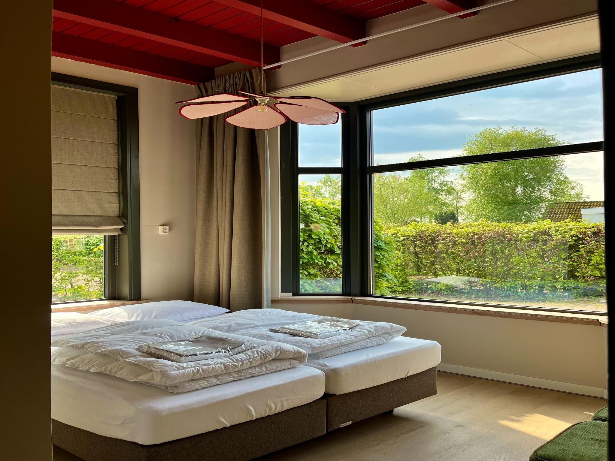 Een slaapkamer van Groepsaccommodatie + 4 large greenhouses (36 personen) in Scherpenzeel (FR)