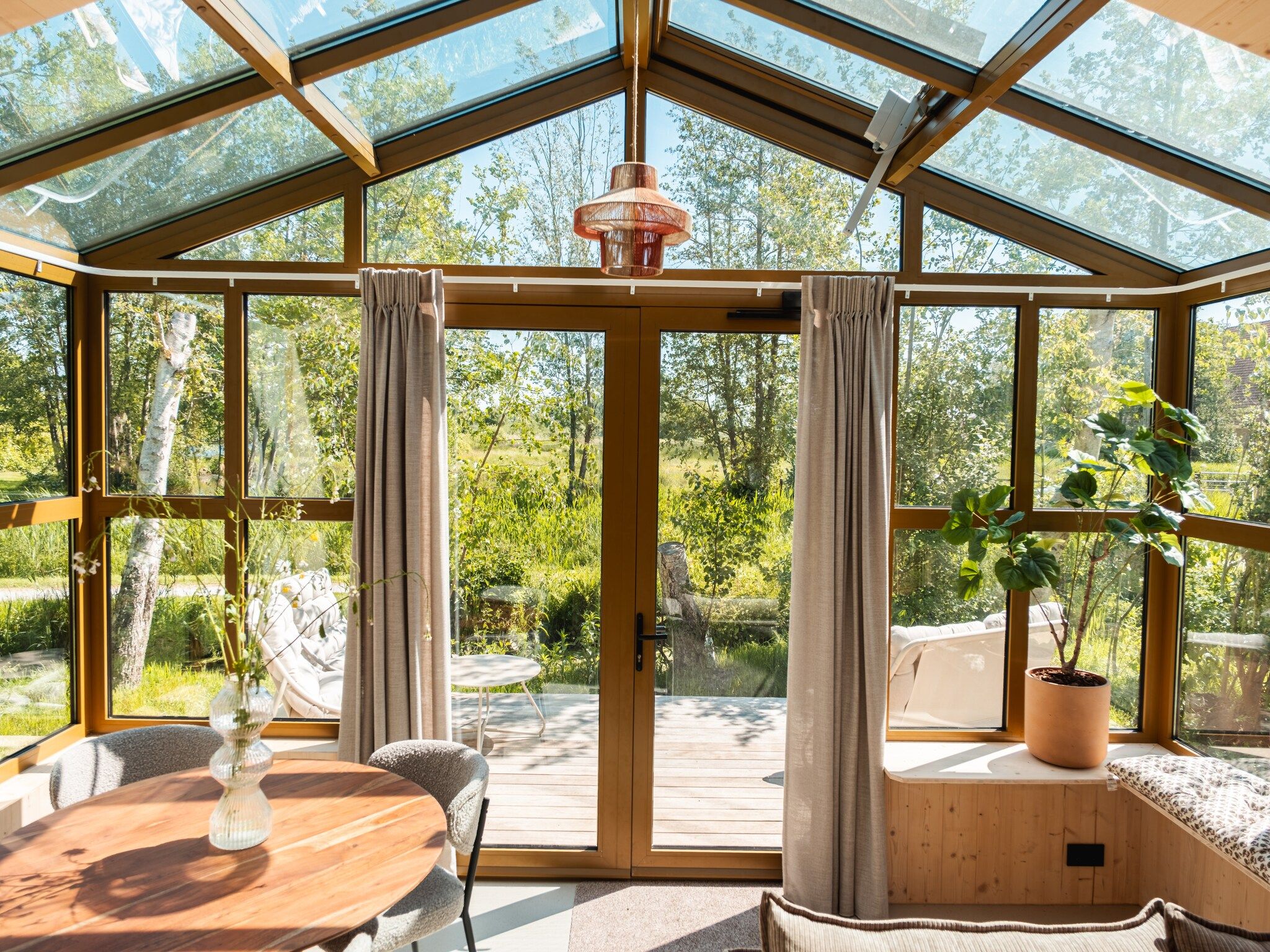 Het uitzicht vanaf Groepsruimte i.c.m. 4 large greenhouses in Scherpenzeel (FR)