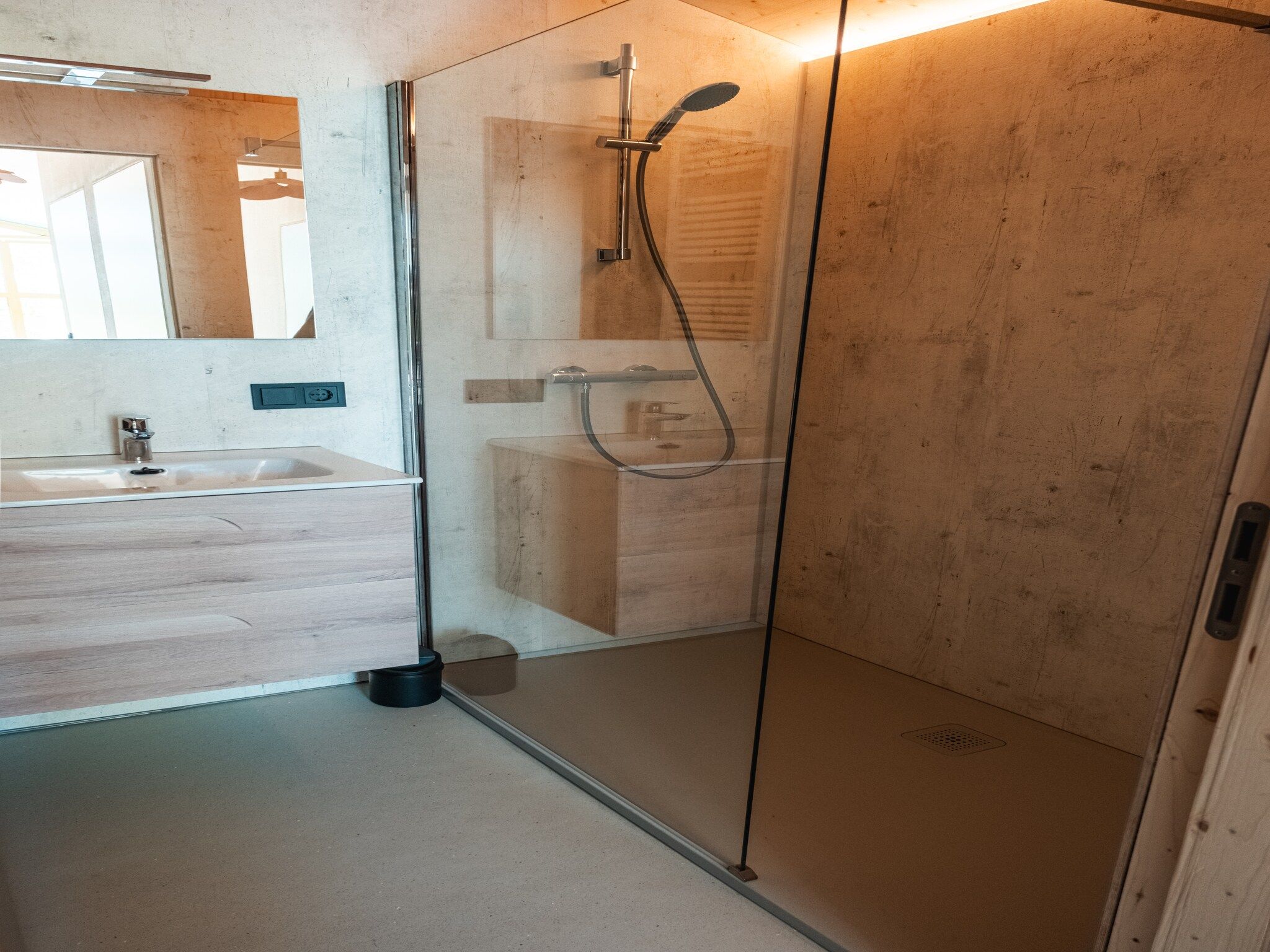 De badkamer van Groepsruimte i.c.m. 4 large greenhouses in Scherpenzeel (FR)