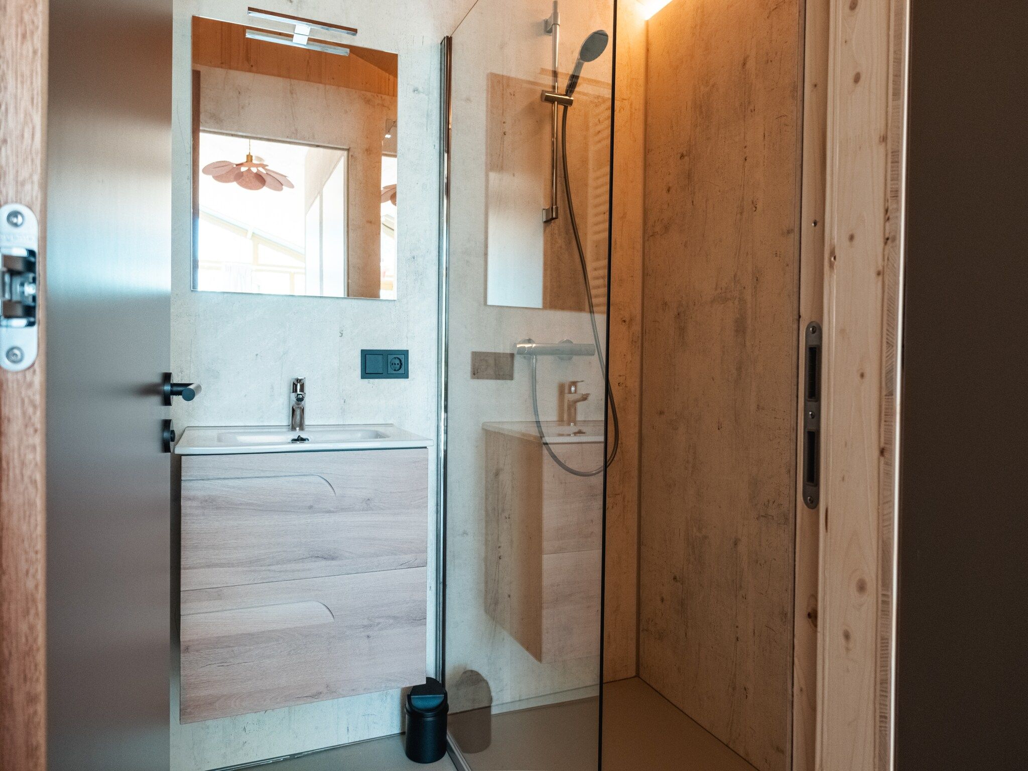 De badkamer van Groepsruimte i.c.m. 4 large greenhouses in Scherpenzeel (FR)