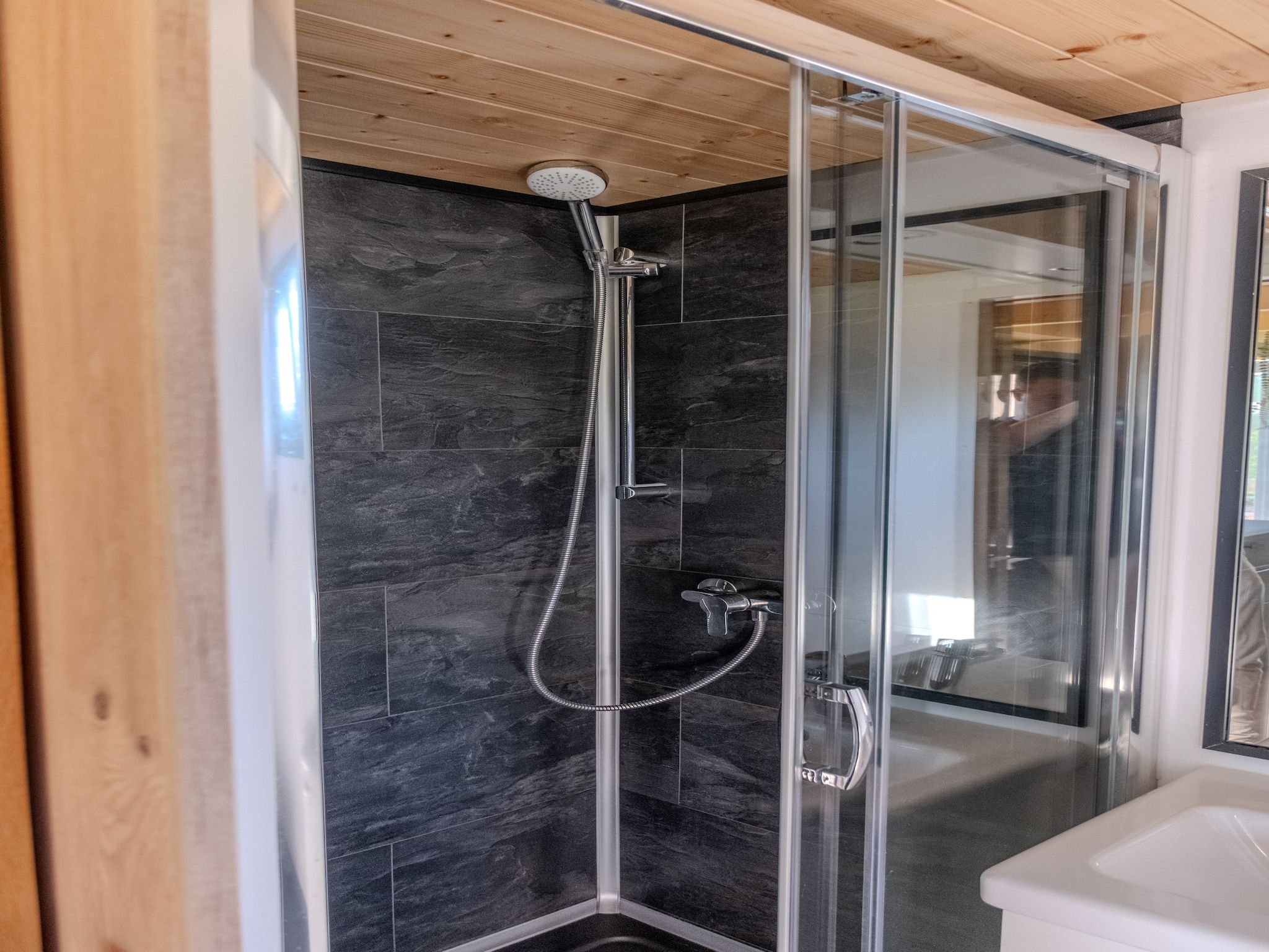 De badkamer van Groepsruimte i.c.m. 4 tiny greenhouses in Scherpenzeel (FR)