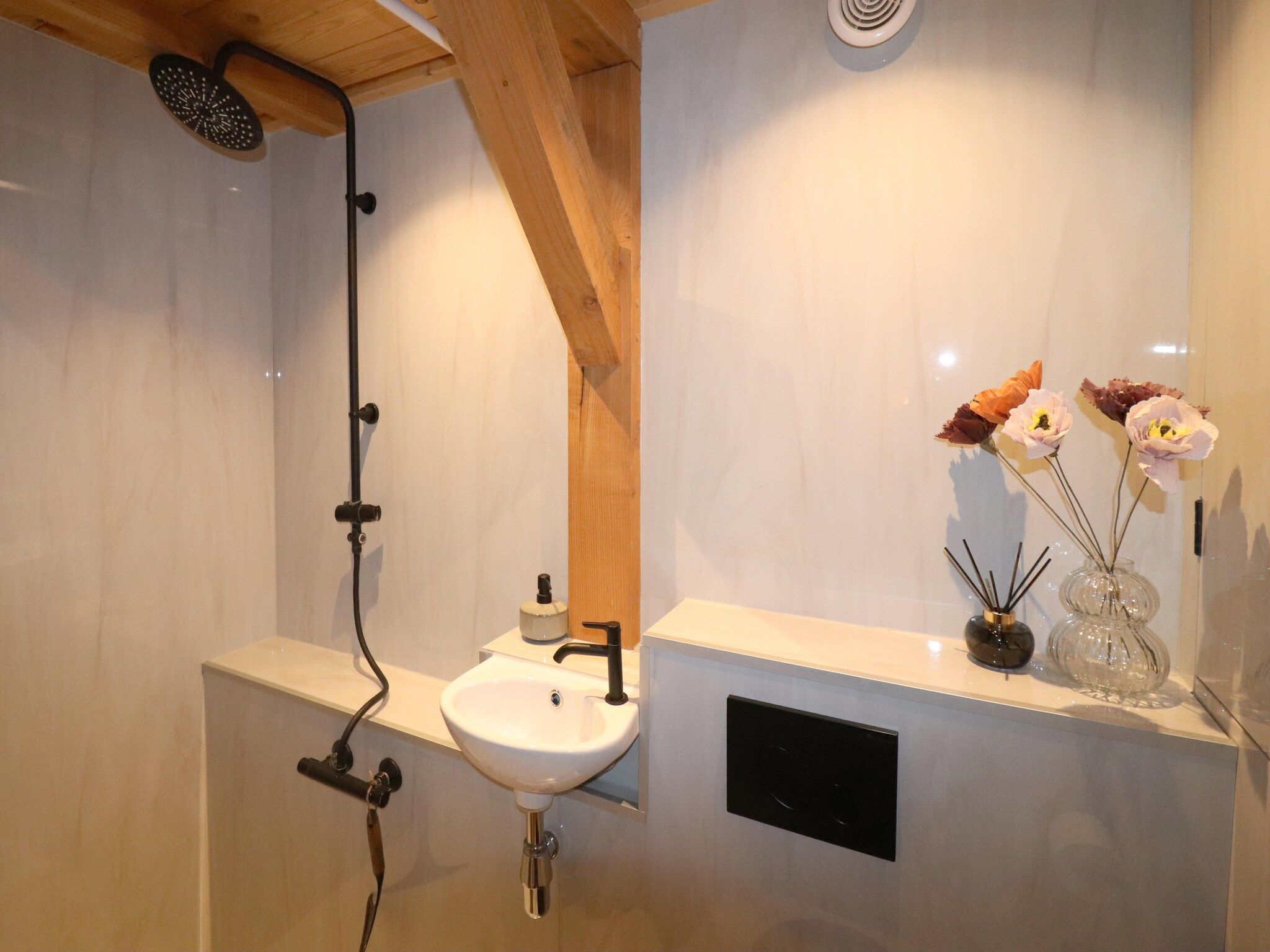 De badkamer van Grutto en Turleluur in Tjerkgaast