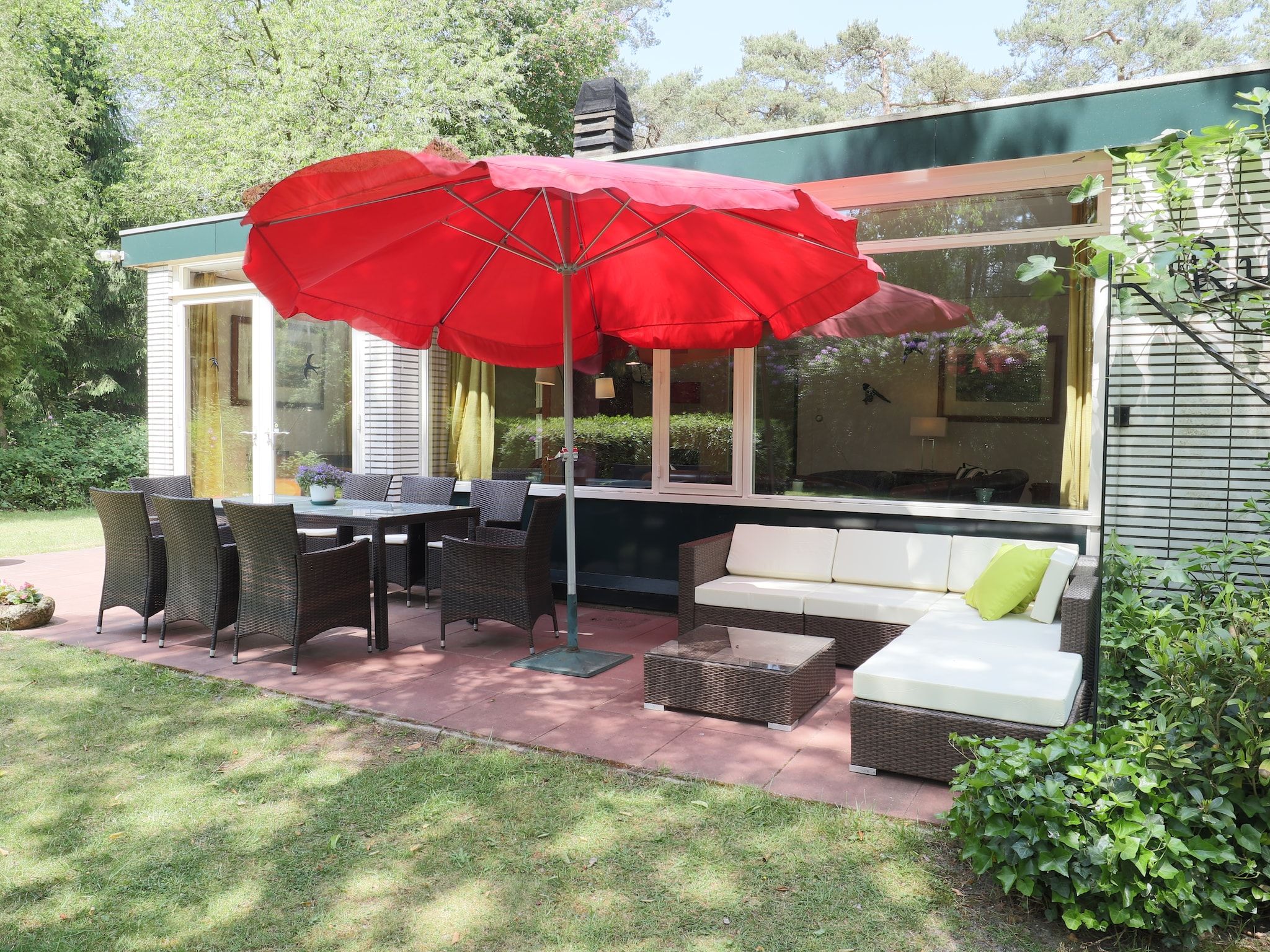 Het terras van Ruischende Dennen in Huybergen