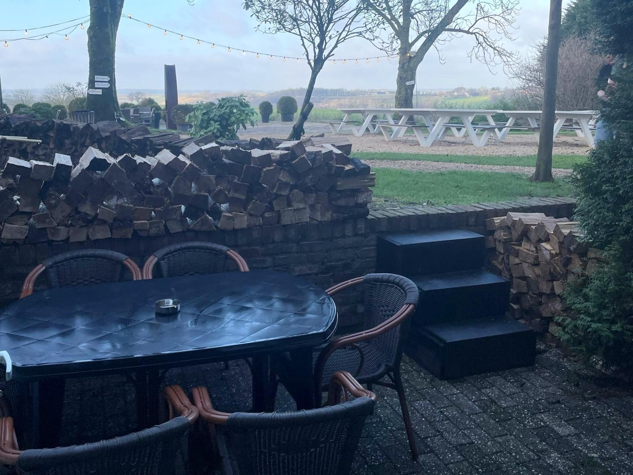 Het terras van Valleyview Cottages - NR04 in Voerendaal