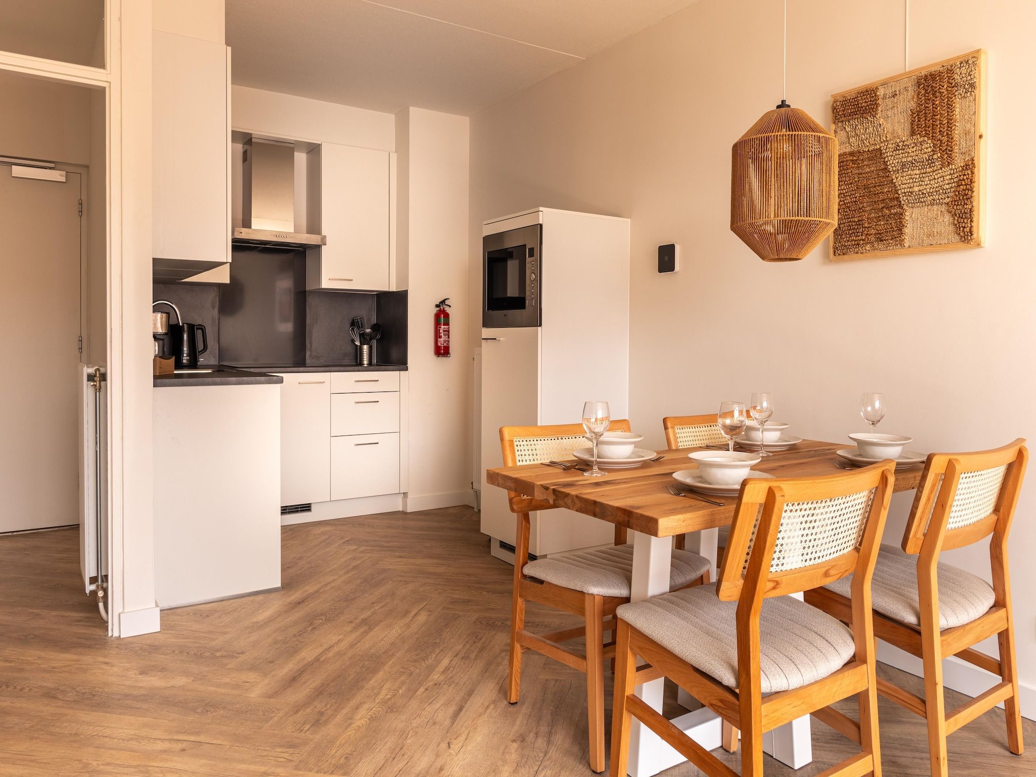 De eetkamer van Apartement Comfort 4BR in Bruinisse