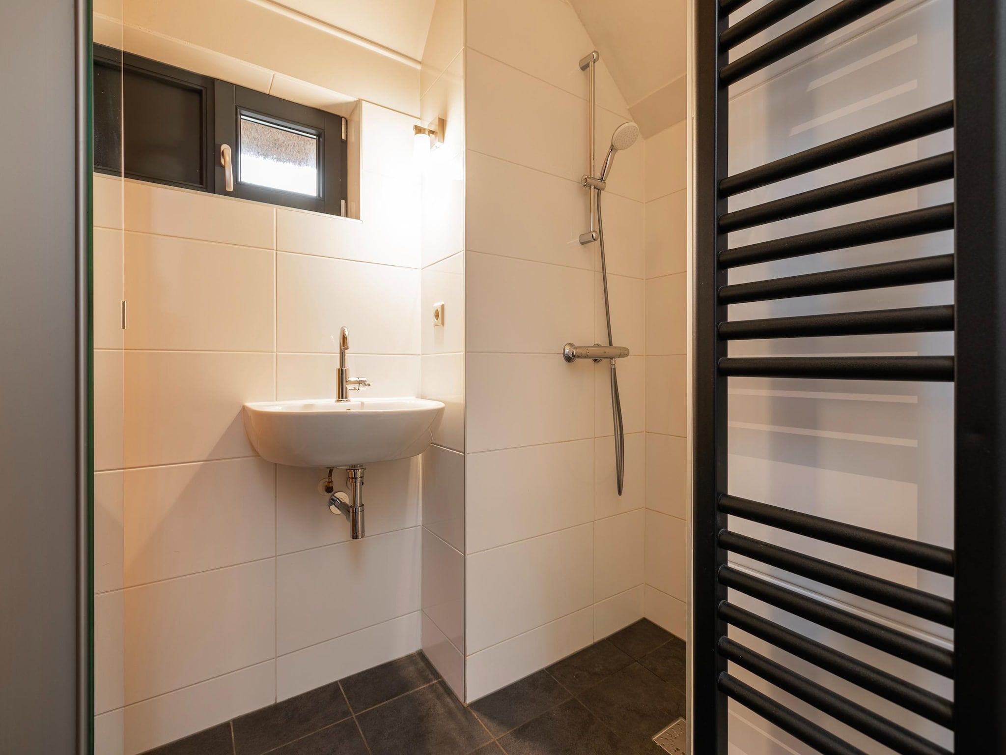 De badkamer van Buitenhuis Wellness in Schoorl