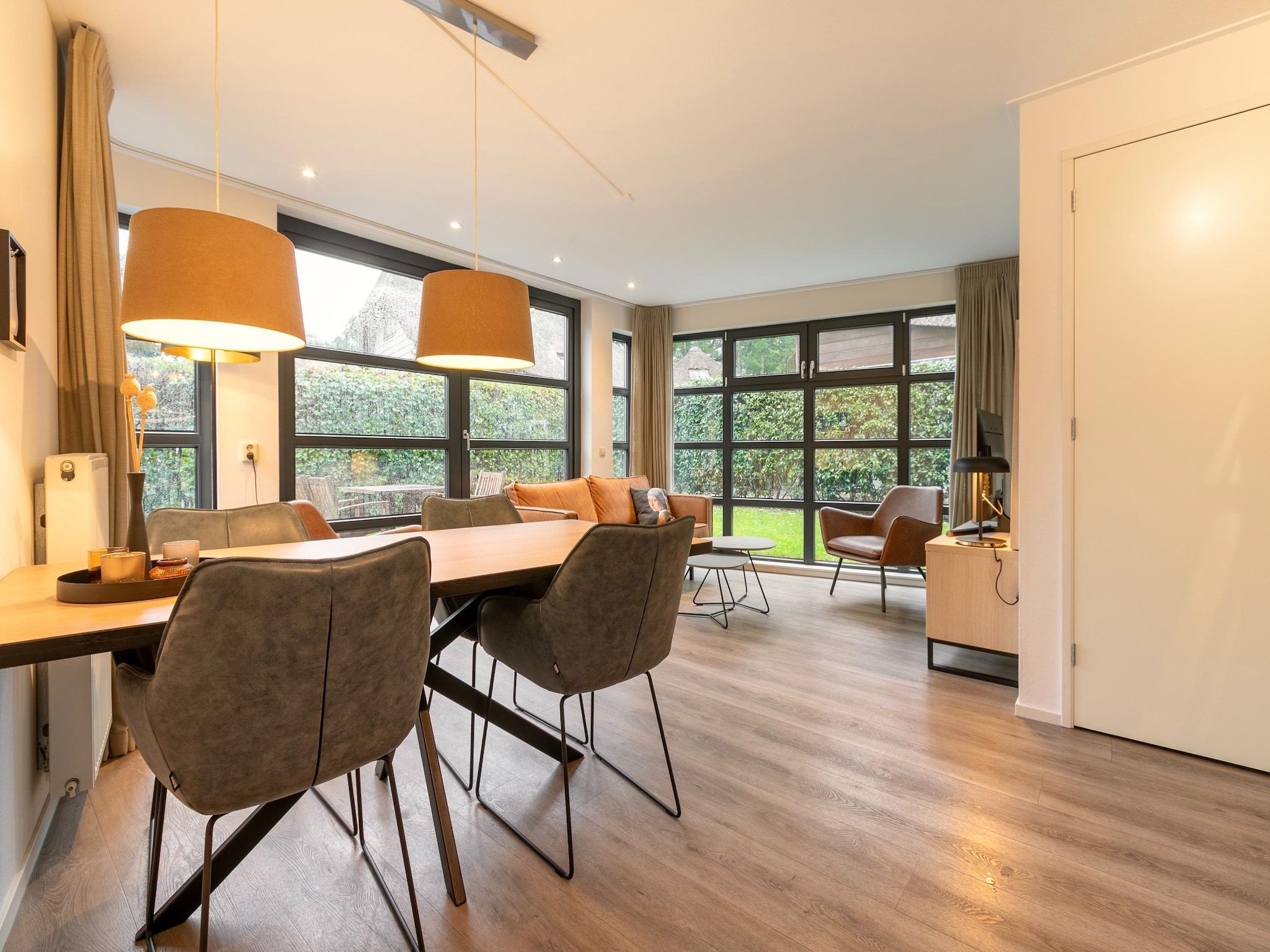 De woonkamer van Buitenhuis Wellness in Schoorl