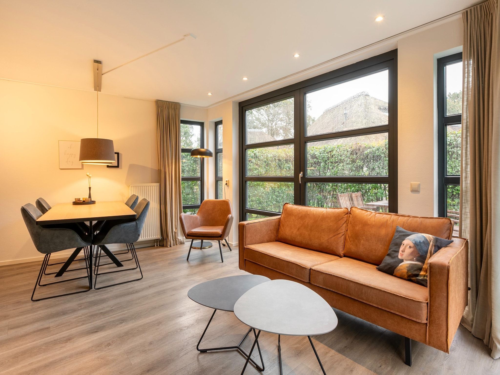 De woonkamer van Buitenhuis Wellness in Schoorl