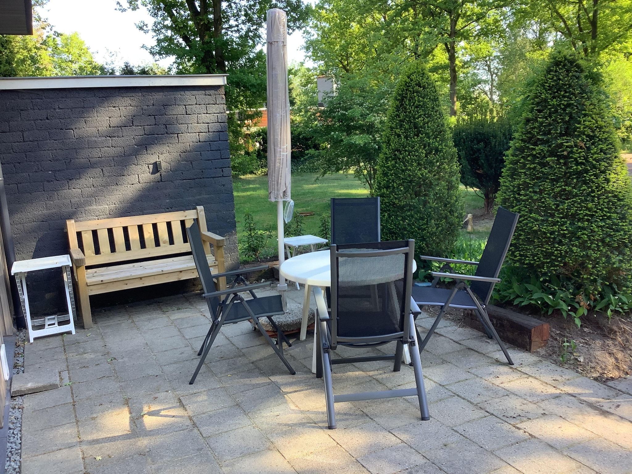 Het terras van Ermerzand Retreat in Erm