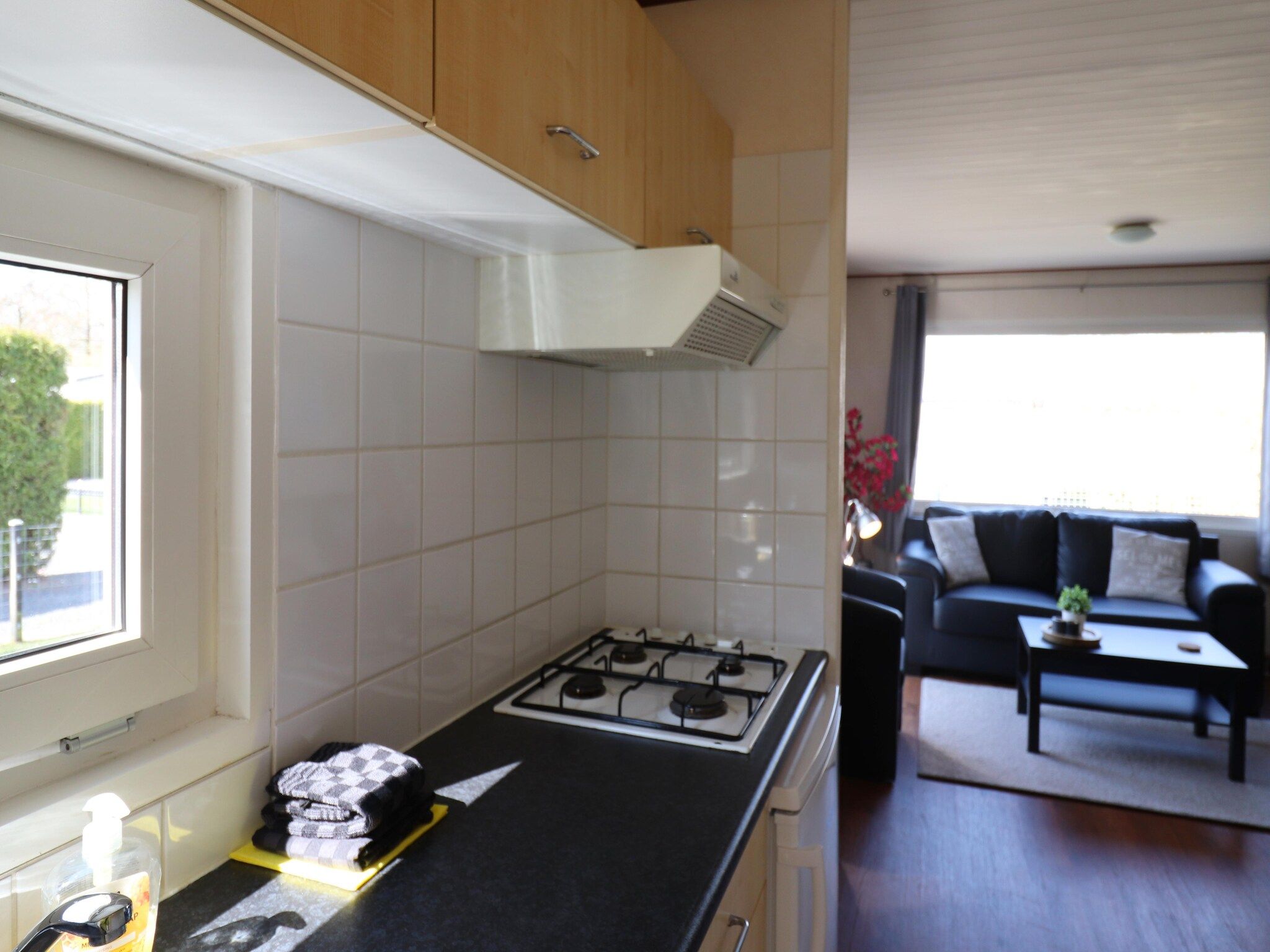 De keuken van 2 chalets naast elkaar in Tzummarum