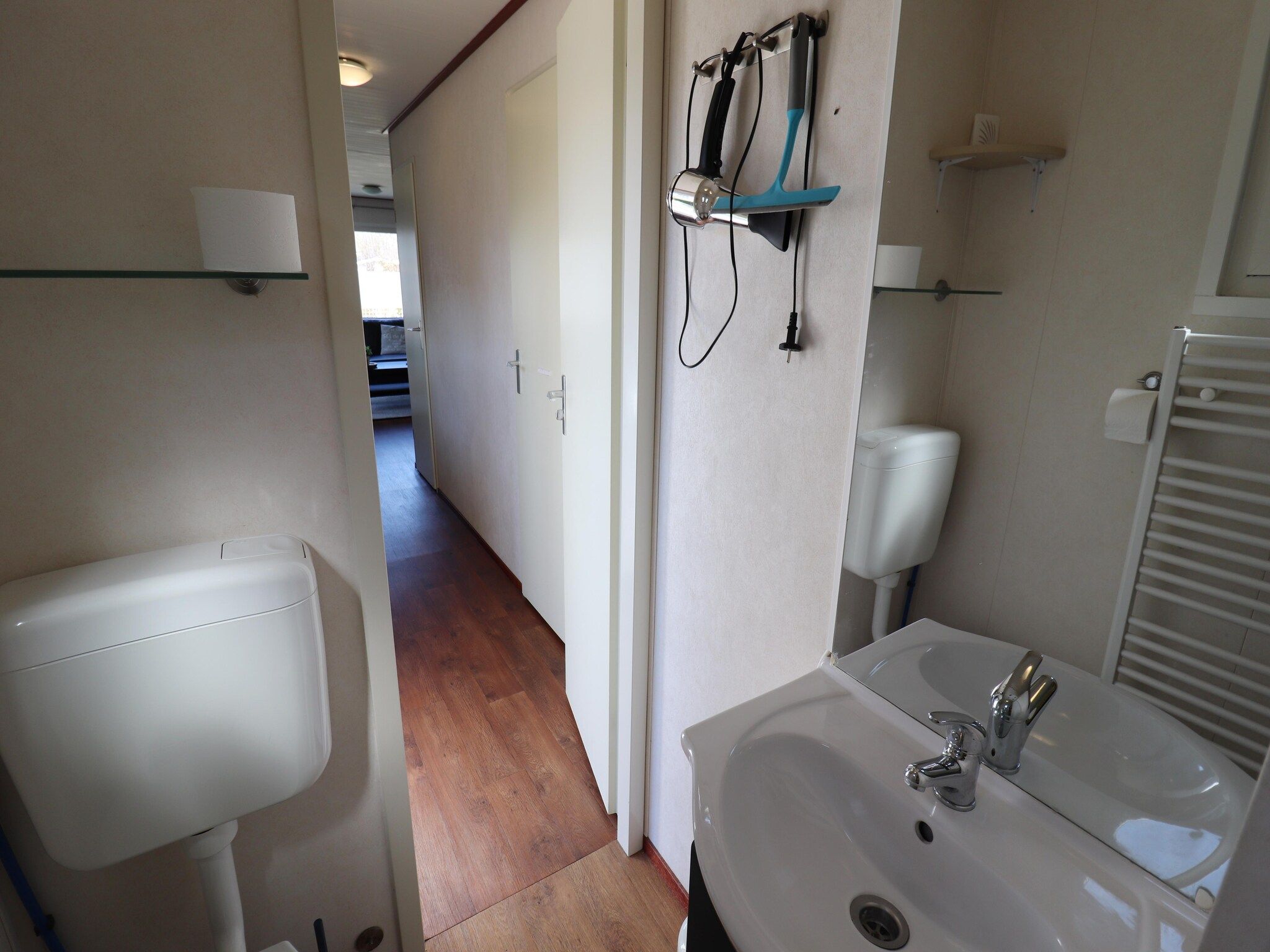 De badkamer van 2 chalets naast elkaar in Tzummarum