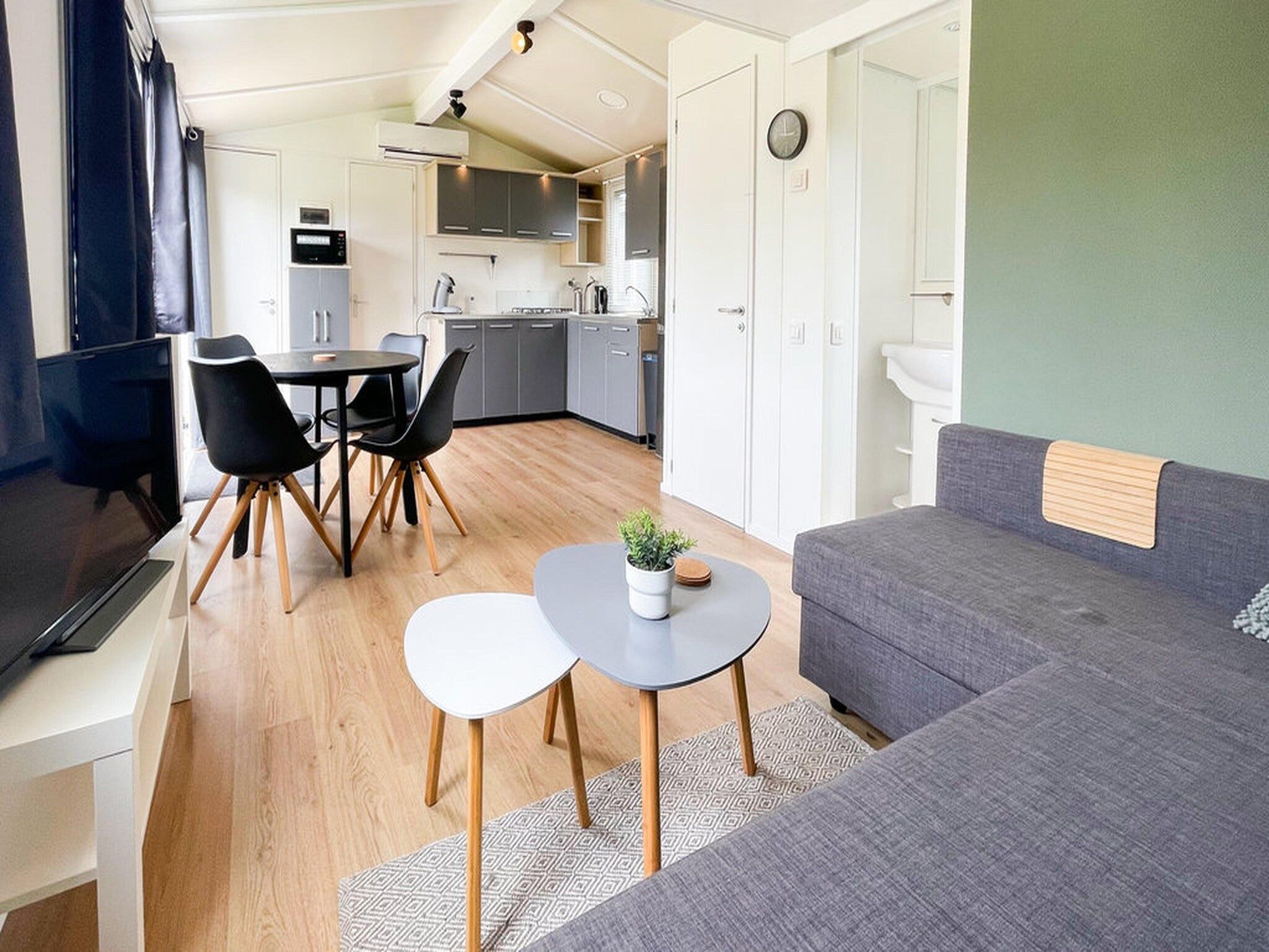 De woonkamer van 2 chalets naast elkaar in Tzummarum