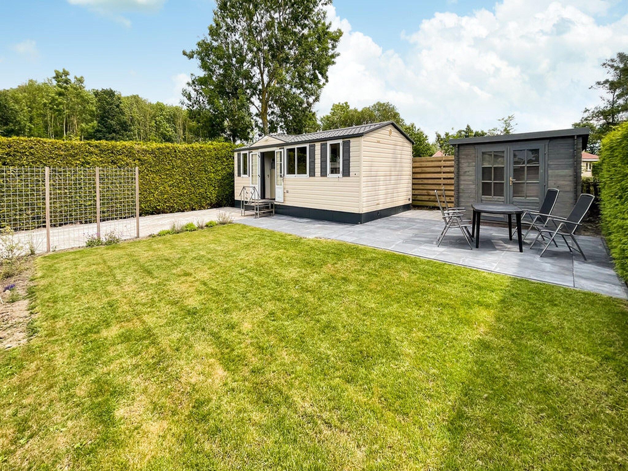 De buitenkant van 2 chalets naast elkaar in Tzummarum