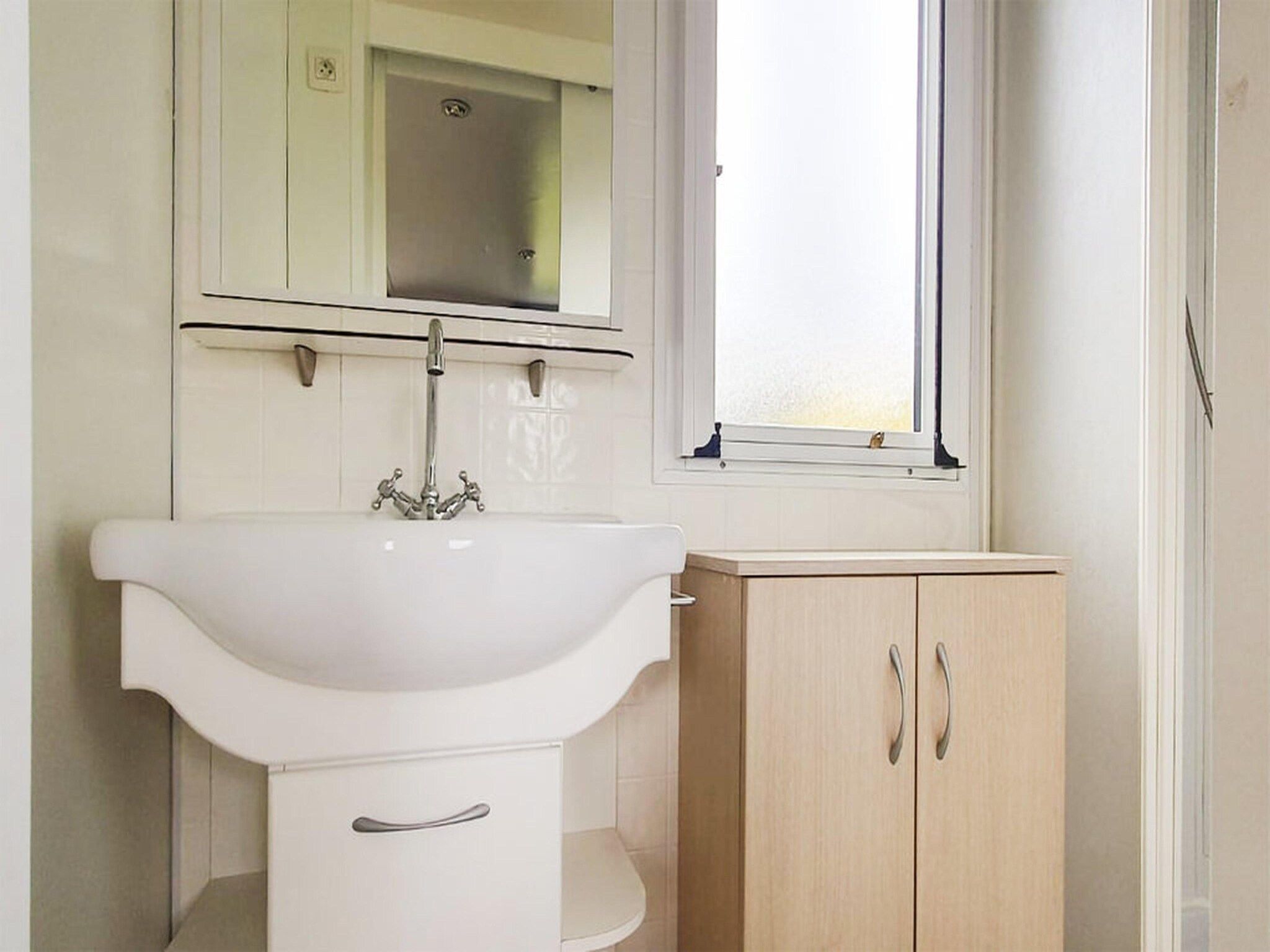 De badkamer van 2 chalets naast elkaar in Tzummarum