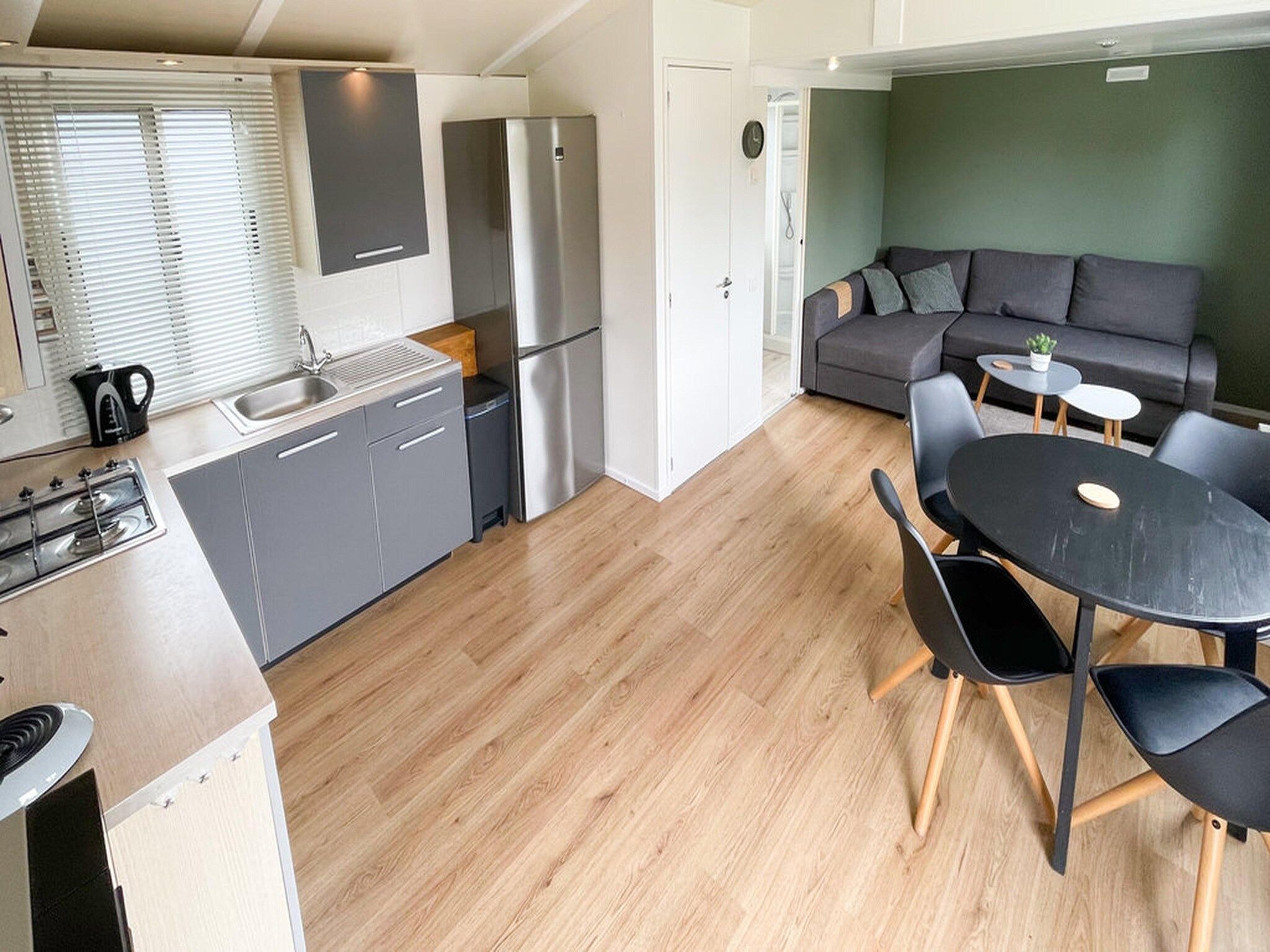 De keuken van 2 chalets naast elkaar in Tzummarum