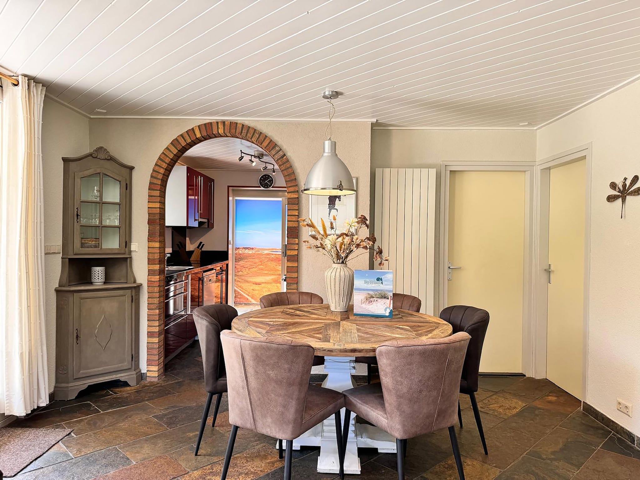 De eetkamer van Bungalow 309 in De Koog