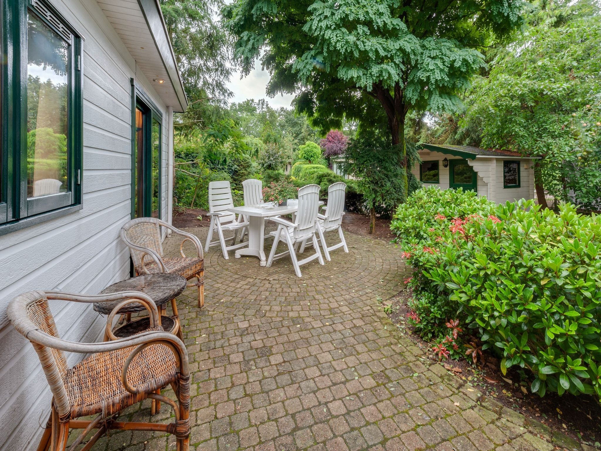 Het terras van Huisje Arti in Ommen- Stegeren