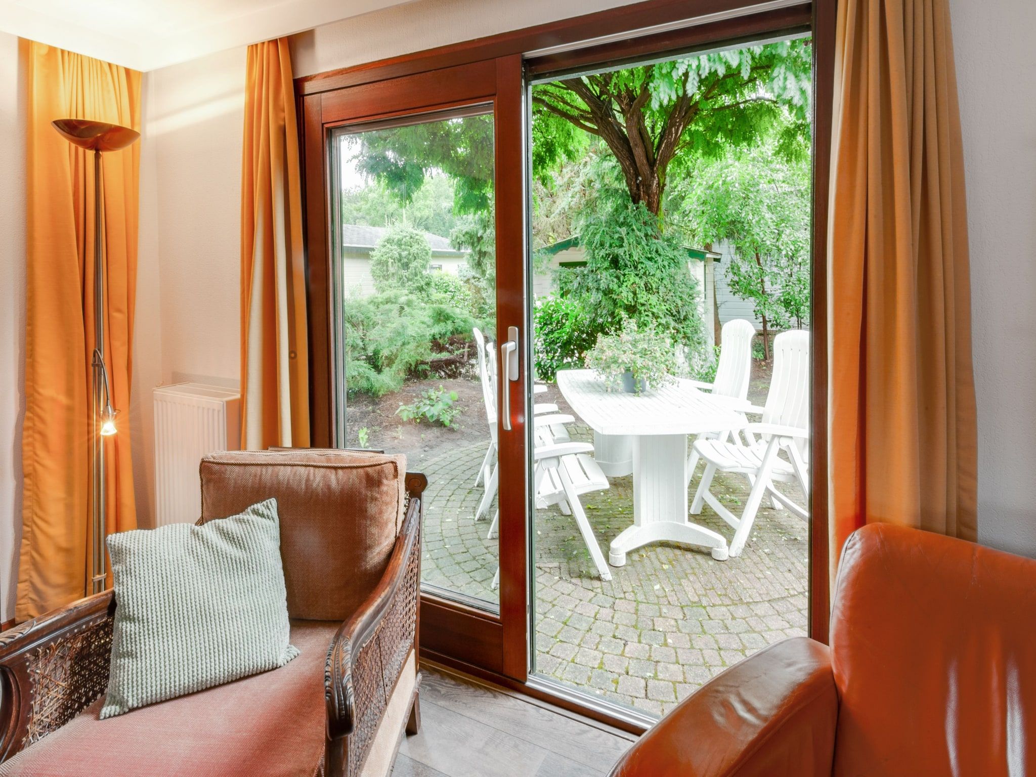 Het terras van Huisje Arti in Ommen- Stegeren