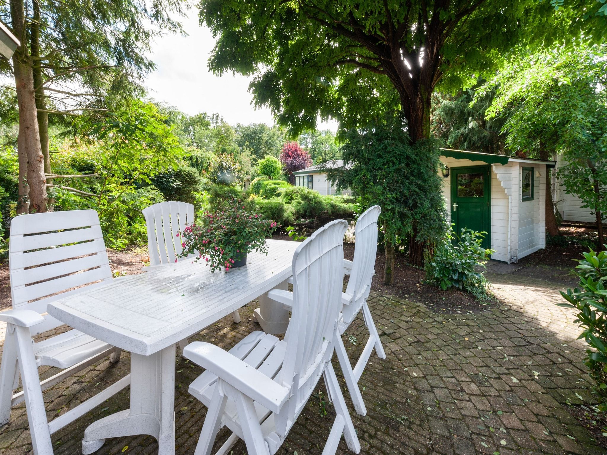 Het terras van Huisje Arti in Ommen- Stegeren
