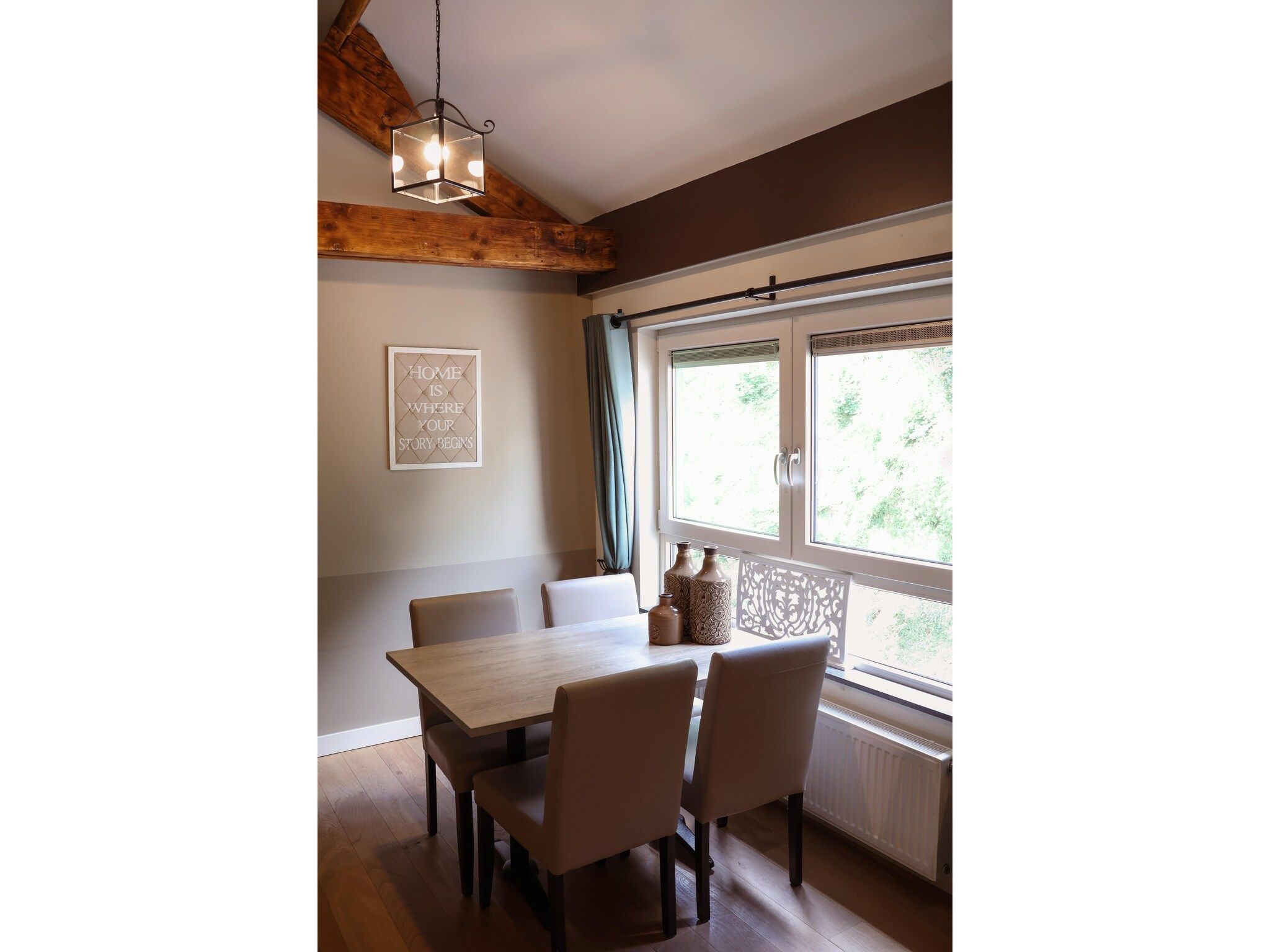 De eetkamer van Luxe appartement Nous - Begane grond in Valkenburg