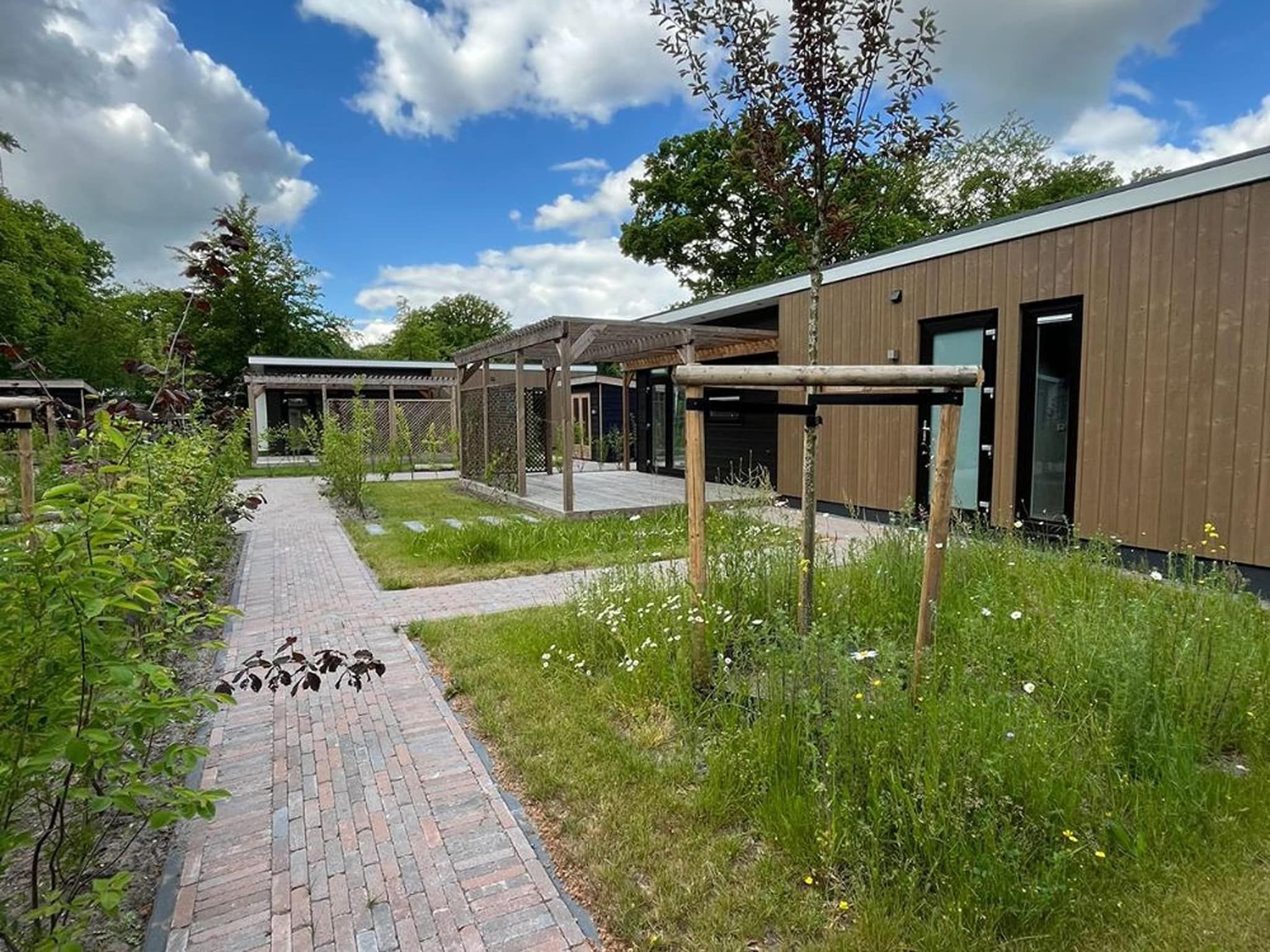 De tuin van Op'e Pleats in Sint Nicolaasga