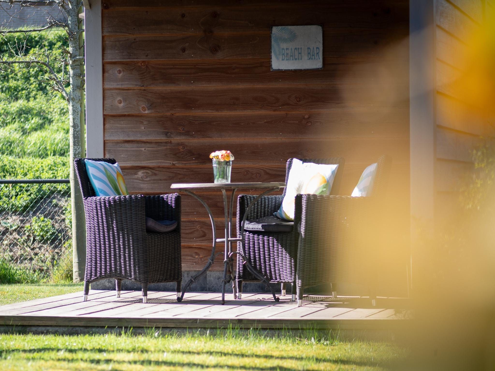 Het terras van Villapark De Oesterbaai 134 in Wemeldinge