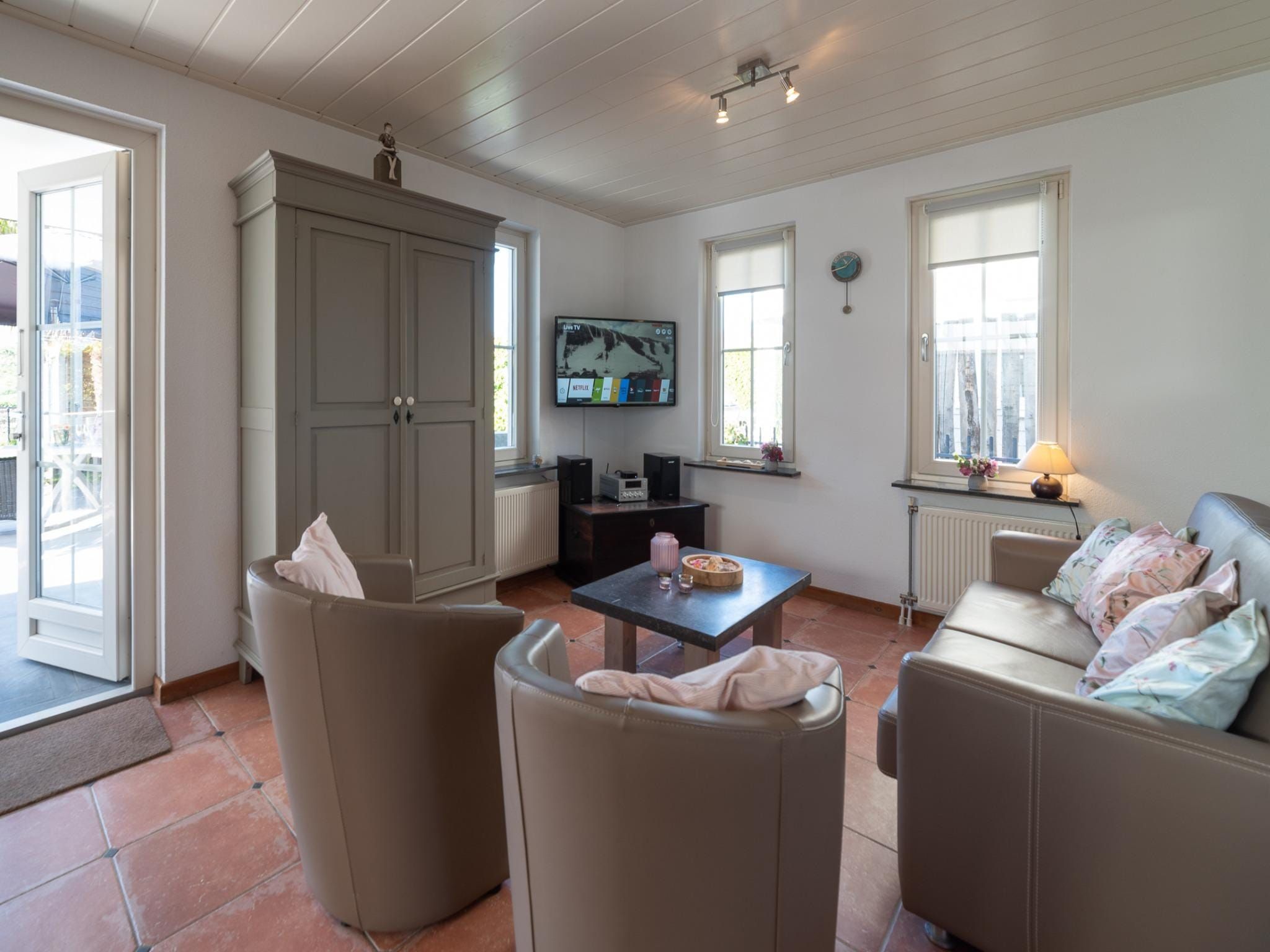 De woonkamer van Villapark De Oesterbaai 134 in Wemeldinge