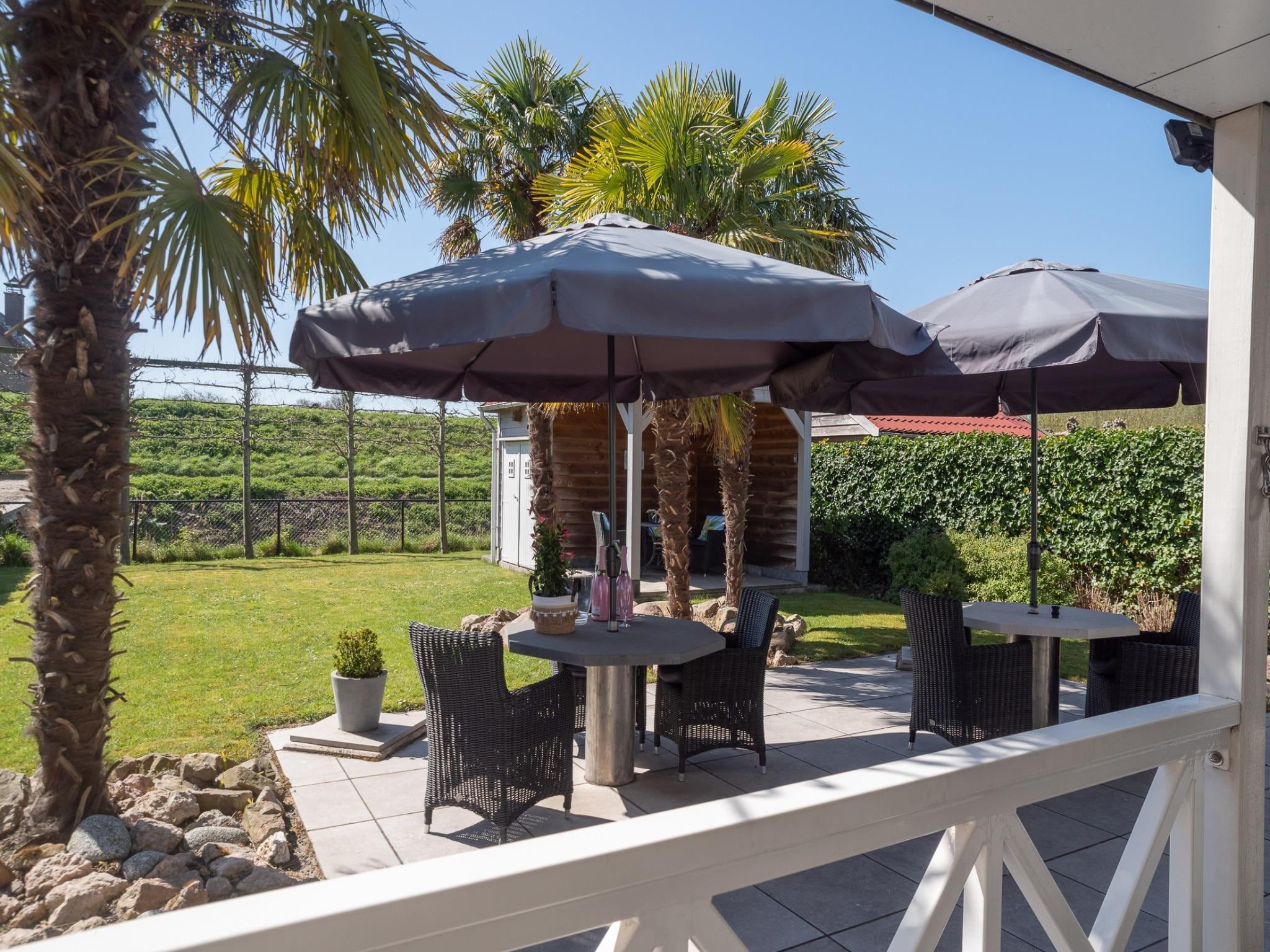 De tuin van Villapark De Oesterbaai 134 in Wemeldinge